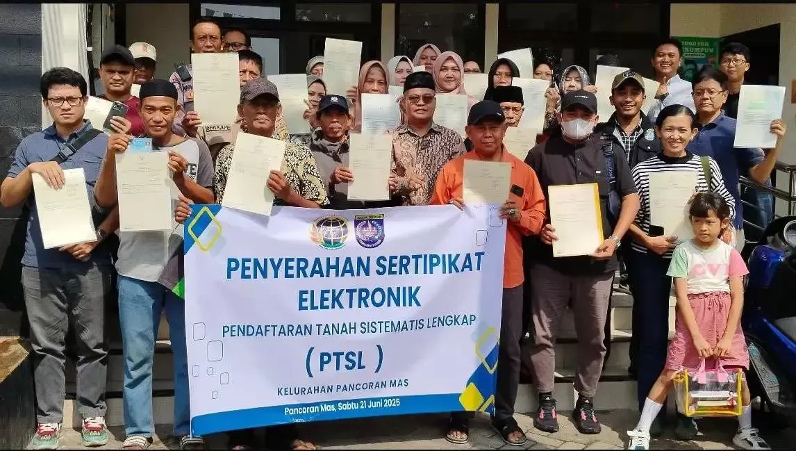 Pemkot Depok Serahkan 39 Sertifikat Tanah PTSL kepada Warga Pancoran Mas