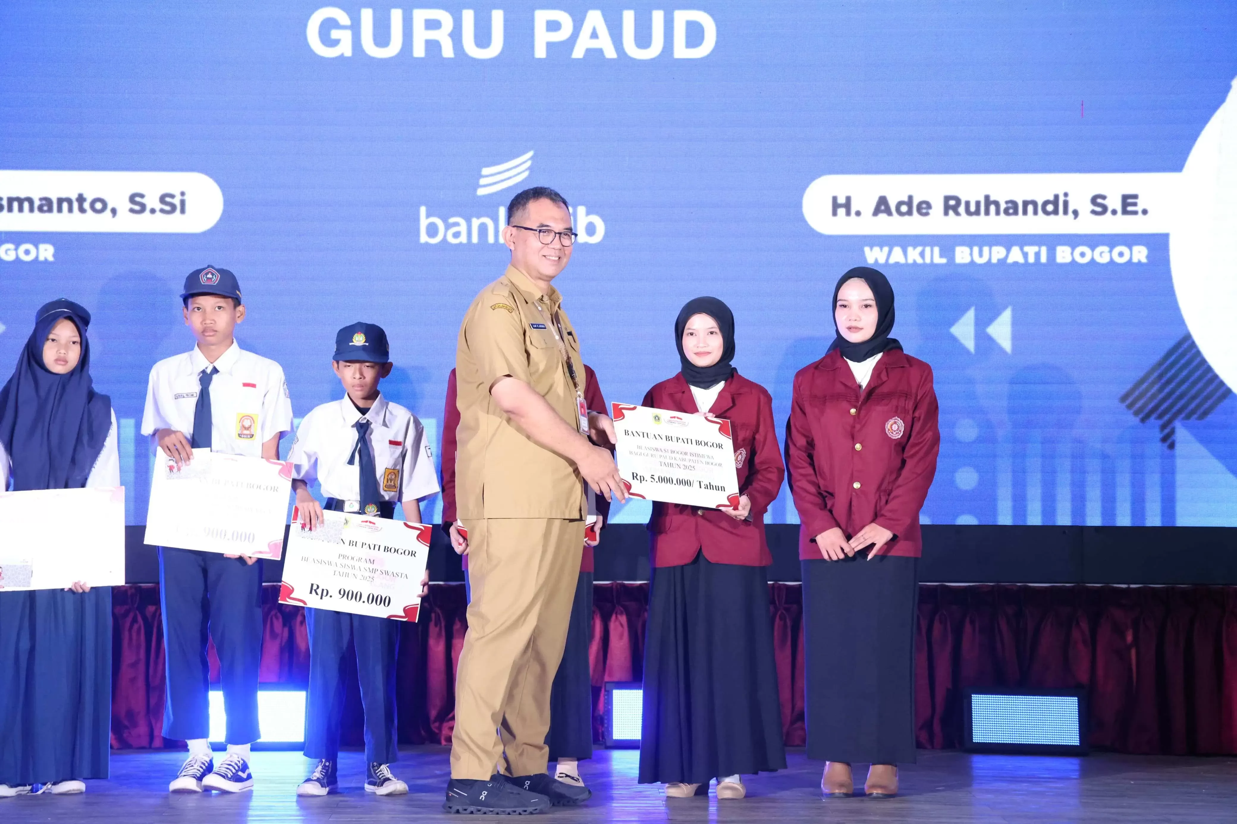 Bupati Bogor Berikan Beasiswa Istimewa bagi 101 Siswa SMP Swasta dan 202 Guru PAUD