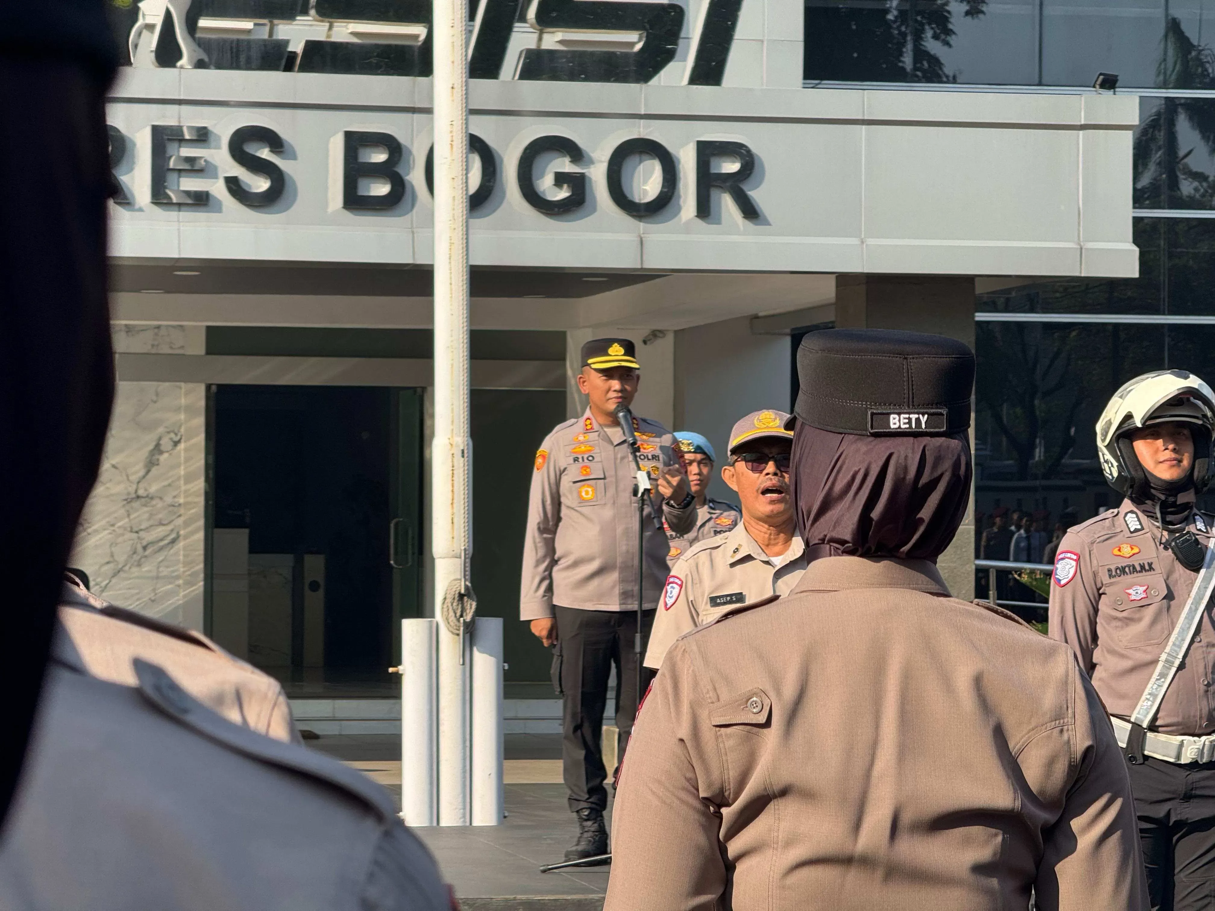 Tingkatkan Disiplin Anggota, Kapolres Bogor Pimpin Apel Pagi dan Tekankan Profesionalisme