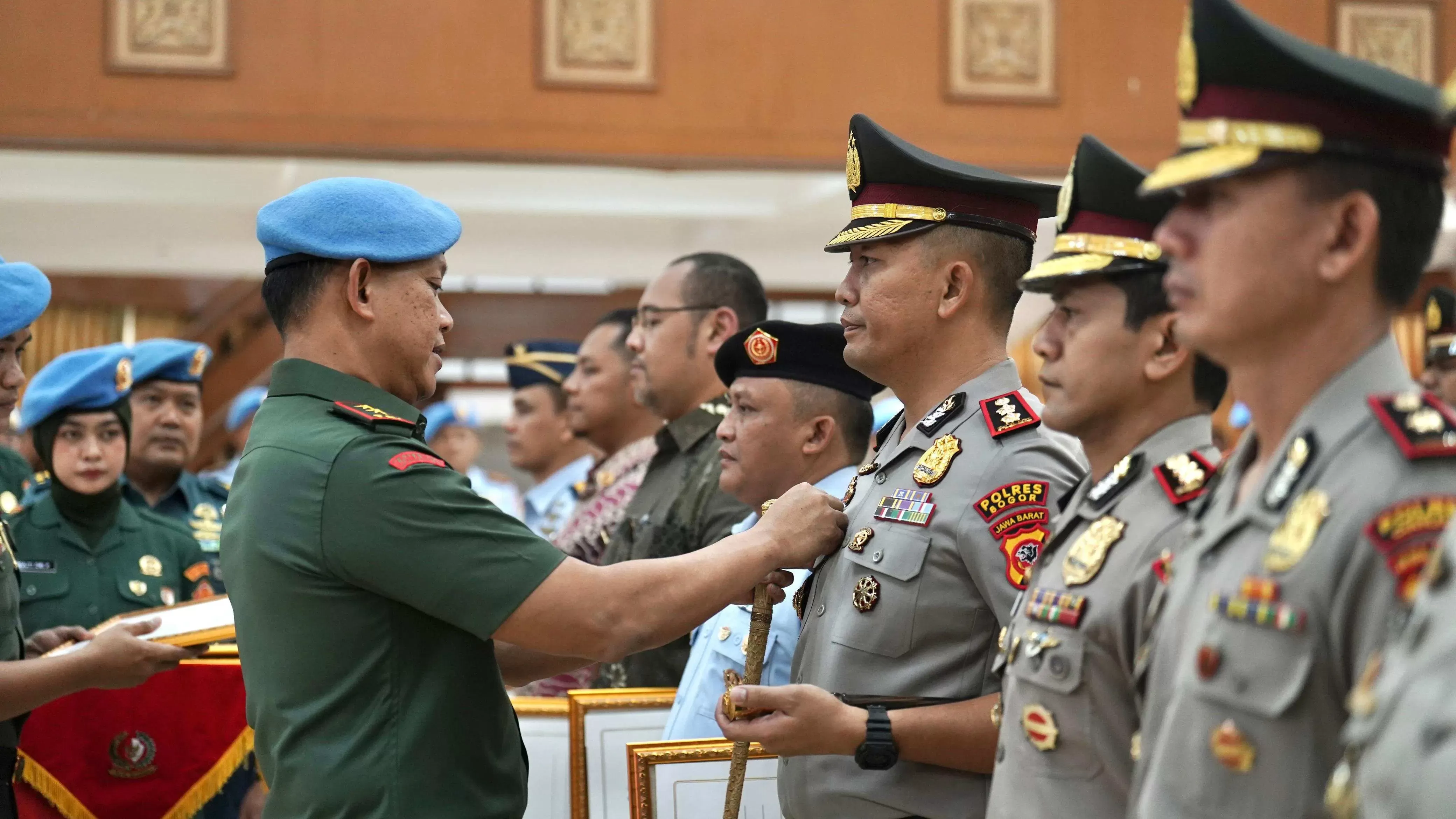Kapolres Bogor Terima Brevet Kehormatan Setia Waspada dari Paspampres atas Dedikasi Pengamanan VVIP