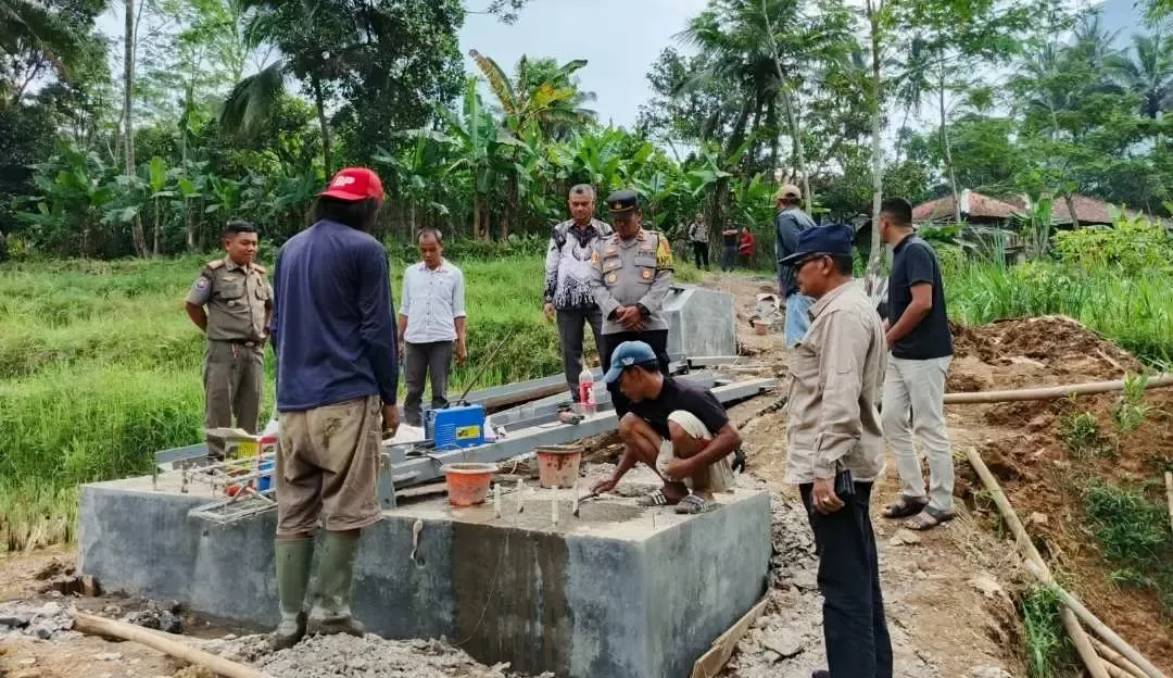 Camat Sukamakmur Bakri Hasan Monitoring Pembangunan Jembatan Rawayan di Desa Sukaharja