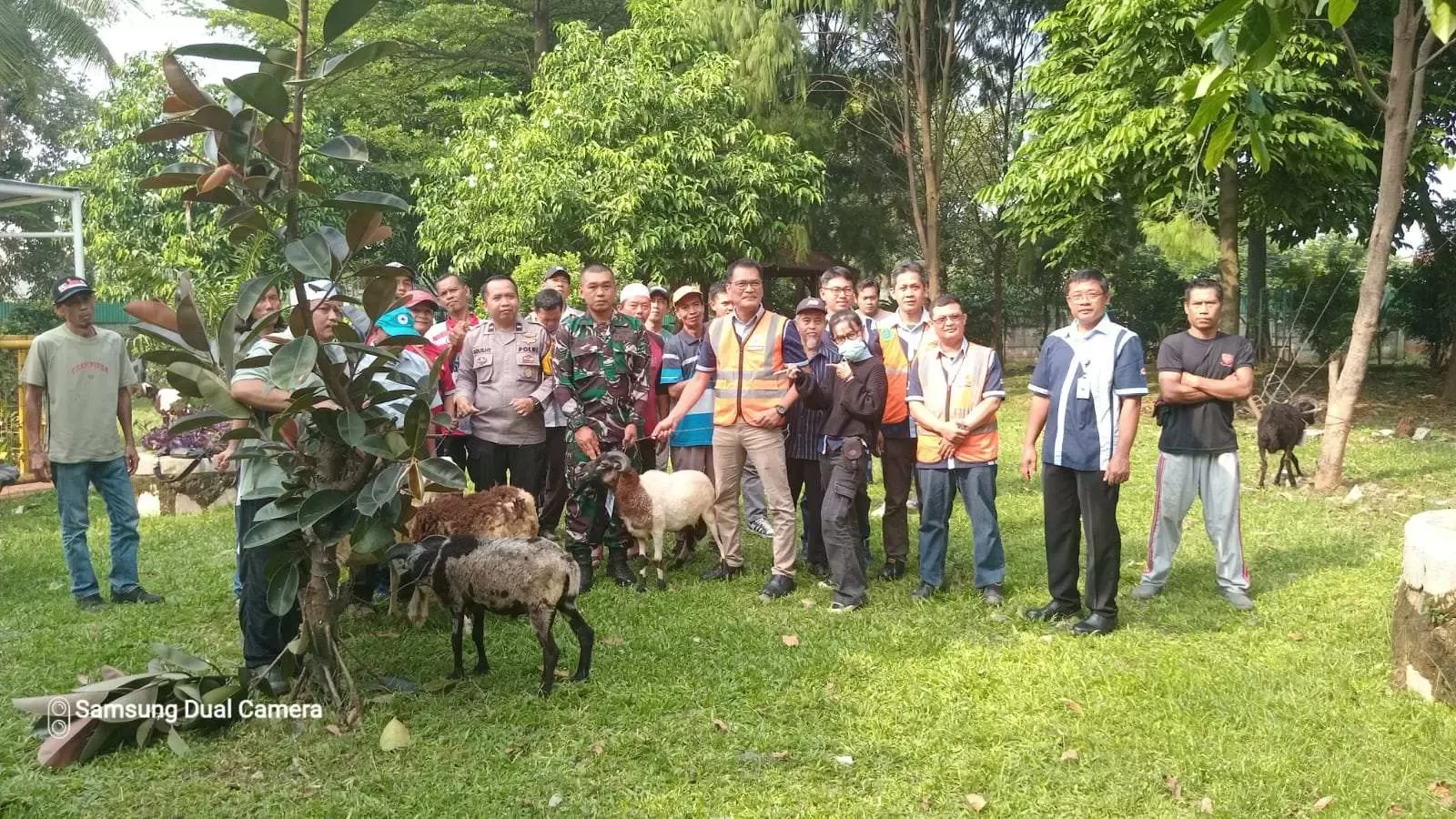 AQUA Citeureup Salurkan Hewan Kurban untuk Warga Desa Cicadas di Hari Raya Idul Adha 1446 H