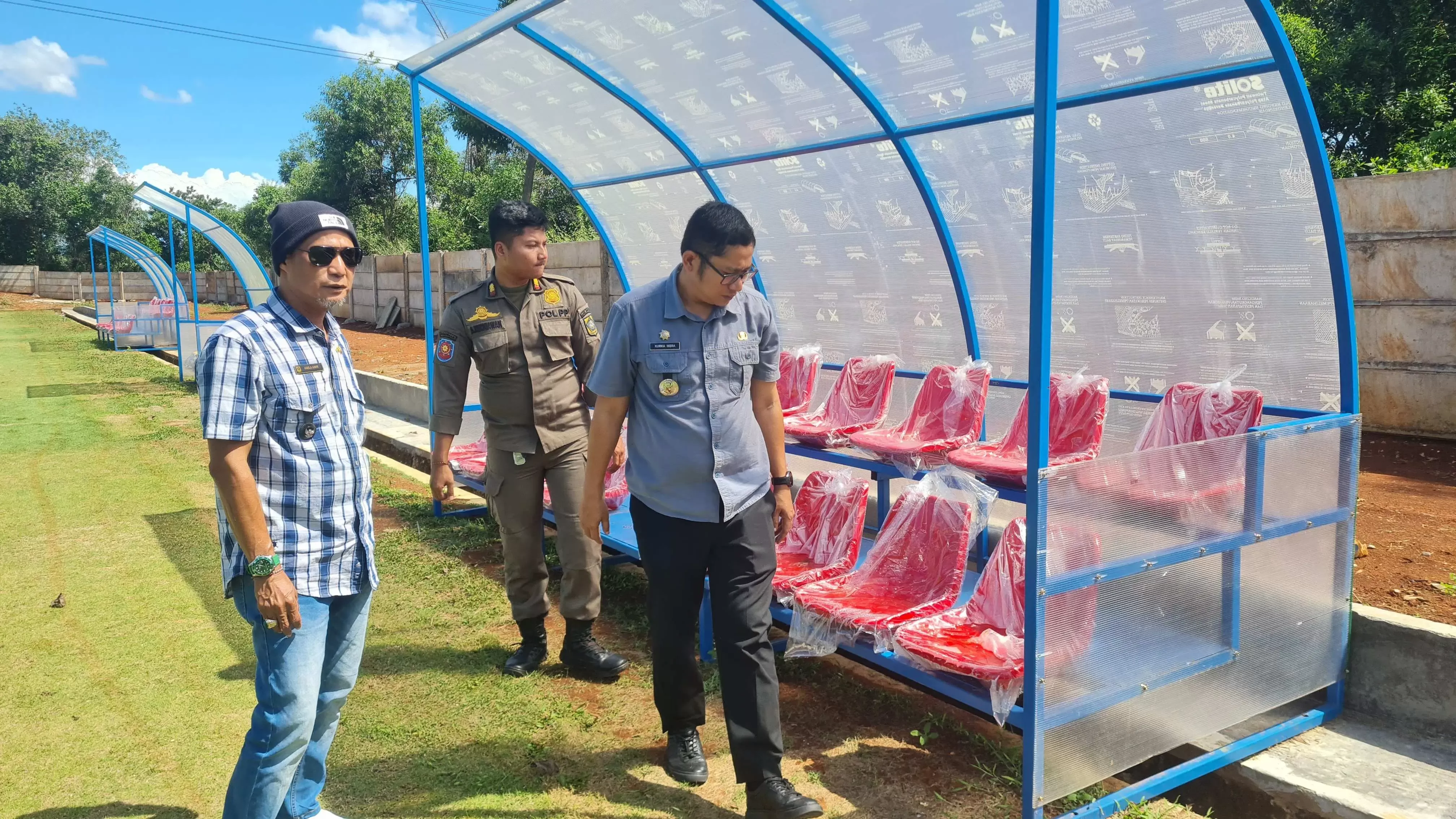 Camat Kurnia Tinjau Pembangunan Lapangan Sepak Bola di Desa Bojong Nangka : Ini Keren!