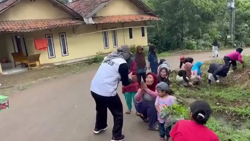 Kades Sukaharja Turun Langsung ke Lokasi BBGRM, Diapresiasi Warga: Mirip Gaya Dedi Mulyadi!