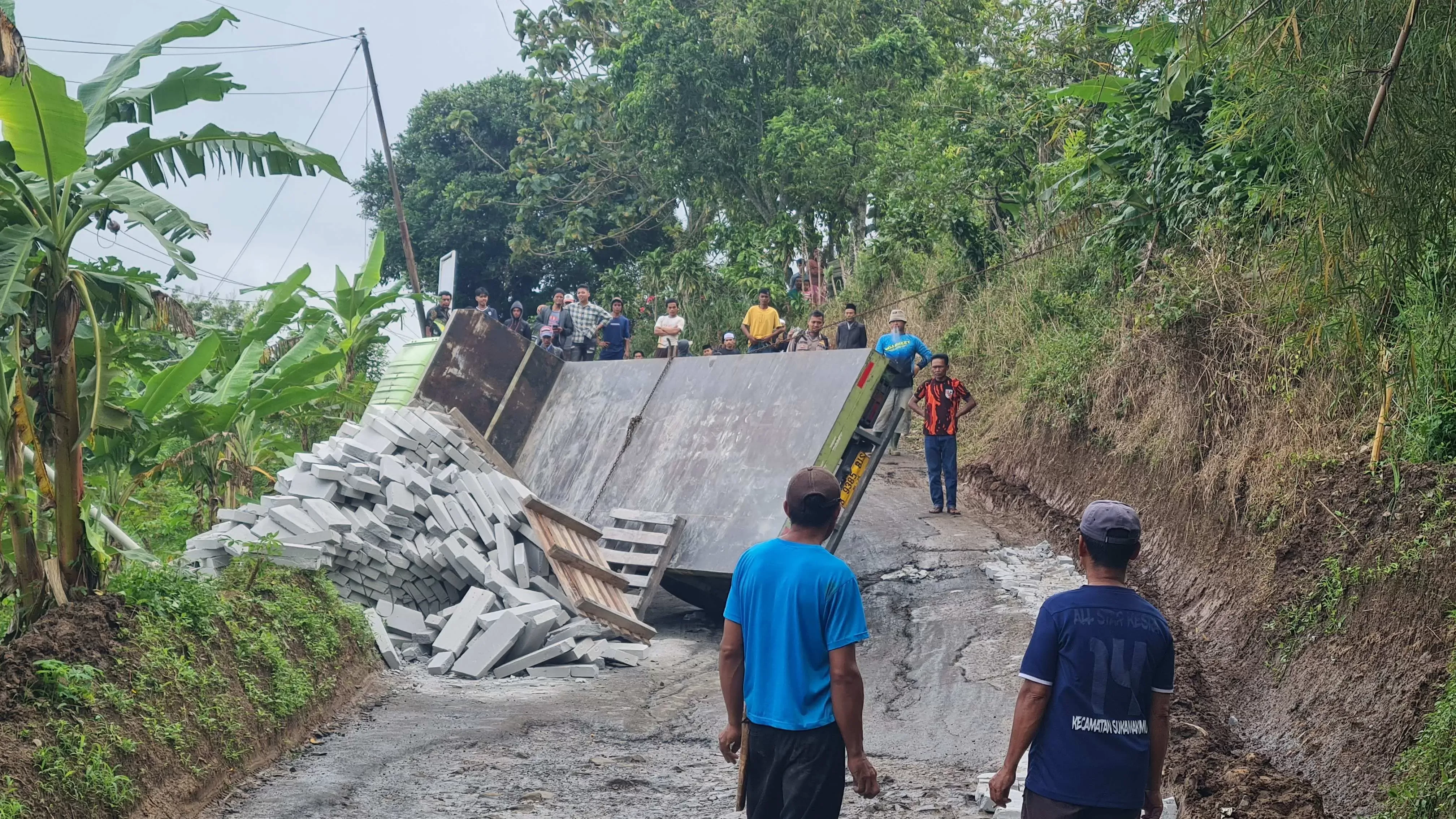 Truk Bermuatan Hebel Tergelincir di Jalan Rusak Kabupaten Bogor Sukamakmur