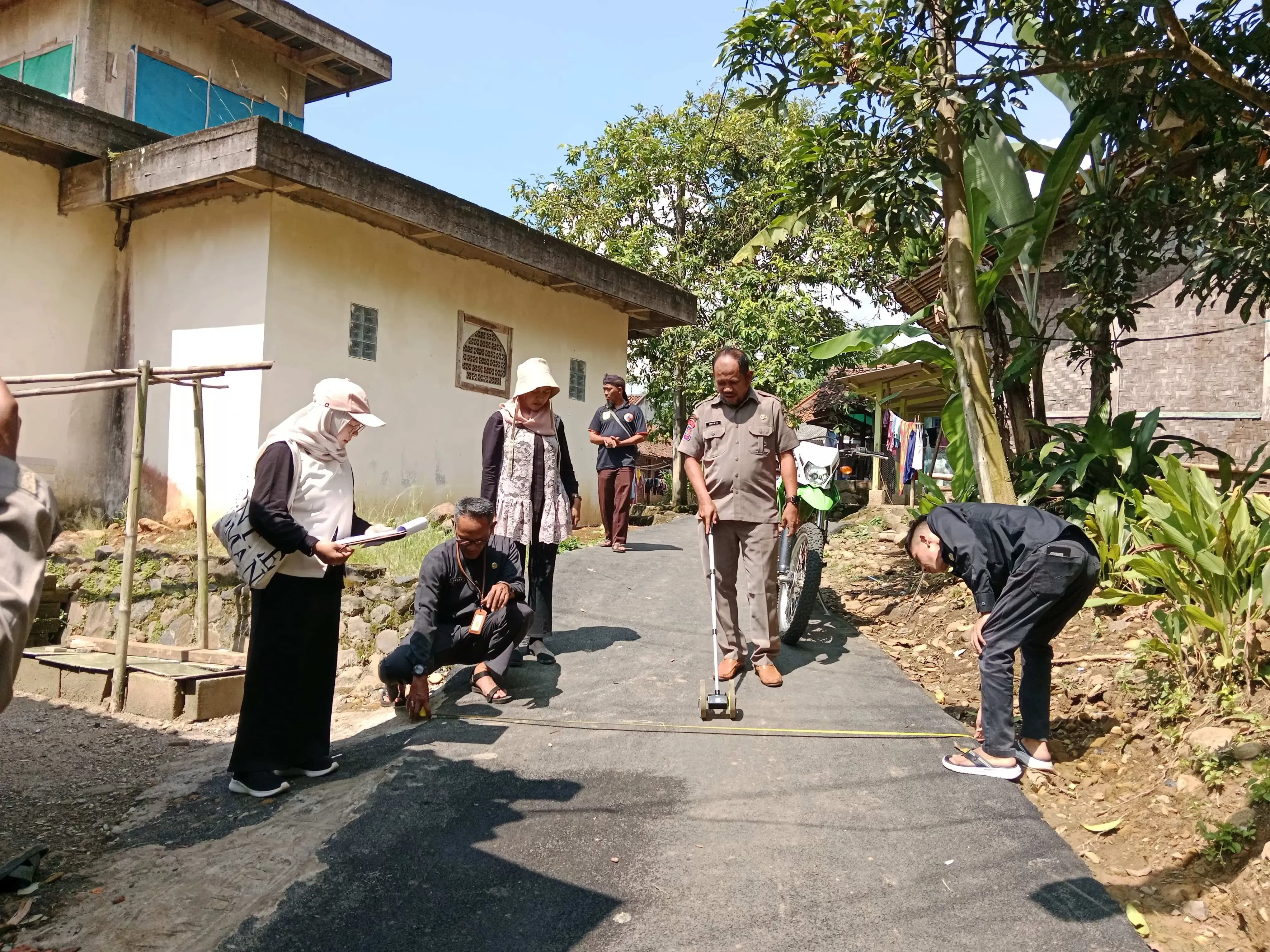 Gak Lagi Becek! Jalan Kampung di Sukamakmur Diaspal, Warga: Terima Kasih Dana Desa!