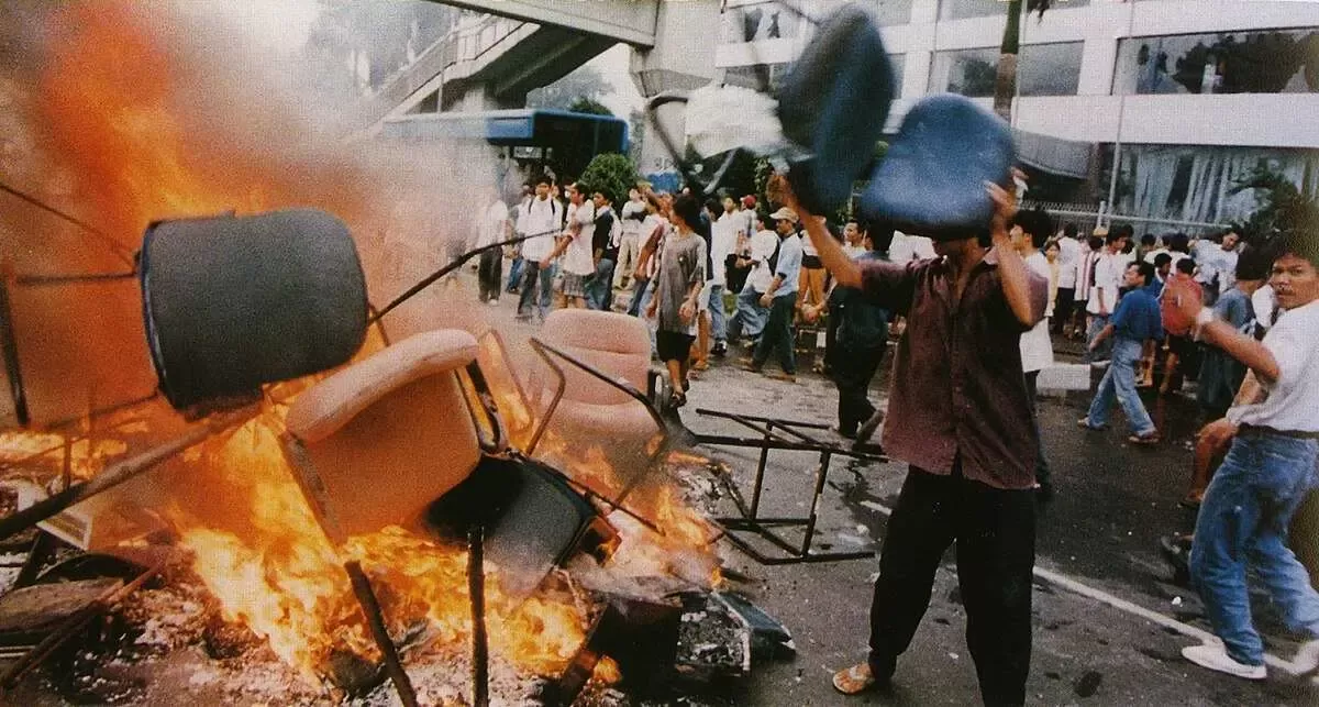 Mei 1998: Tragedi Nasional yang Mengakhiri Orde Baru dan Memicu Reformasi Indonesia