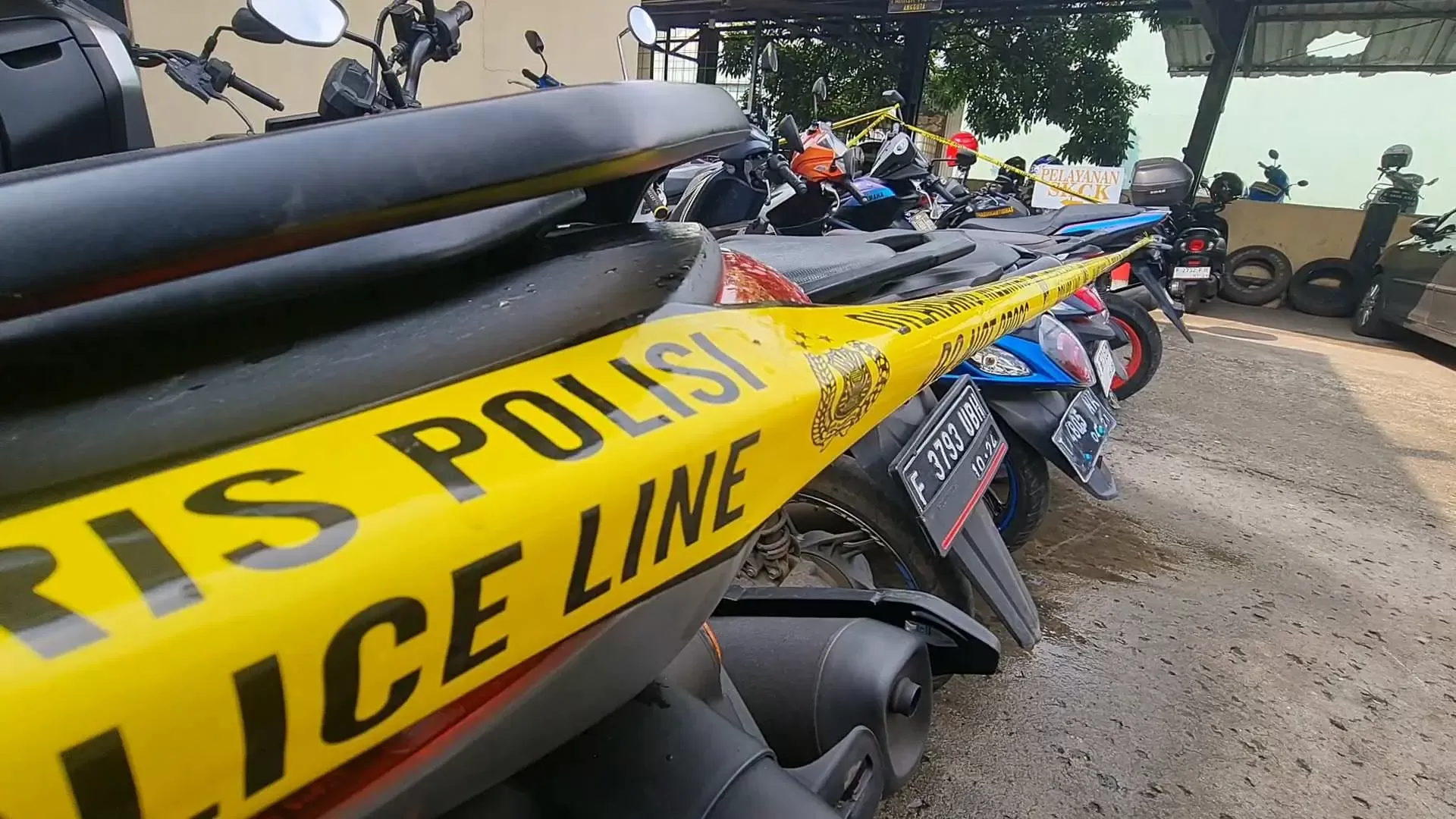 Polsek Gunung Putri Gerebek Debt Collector Ilegal, 82 Motor Diamankan
