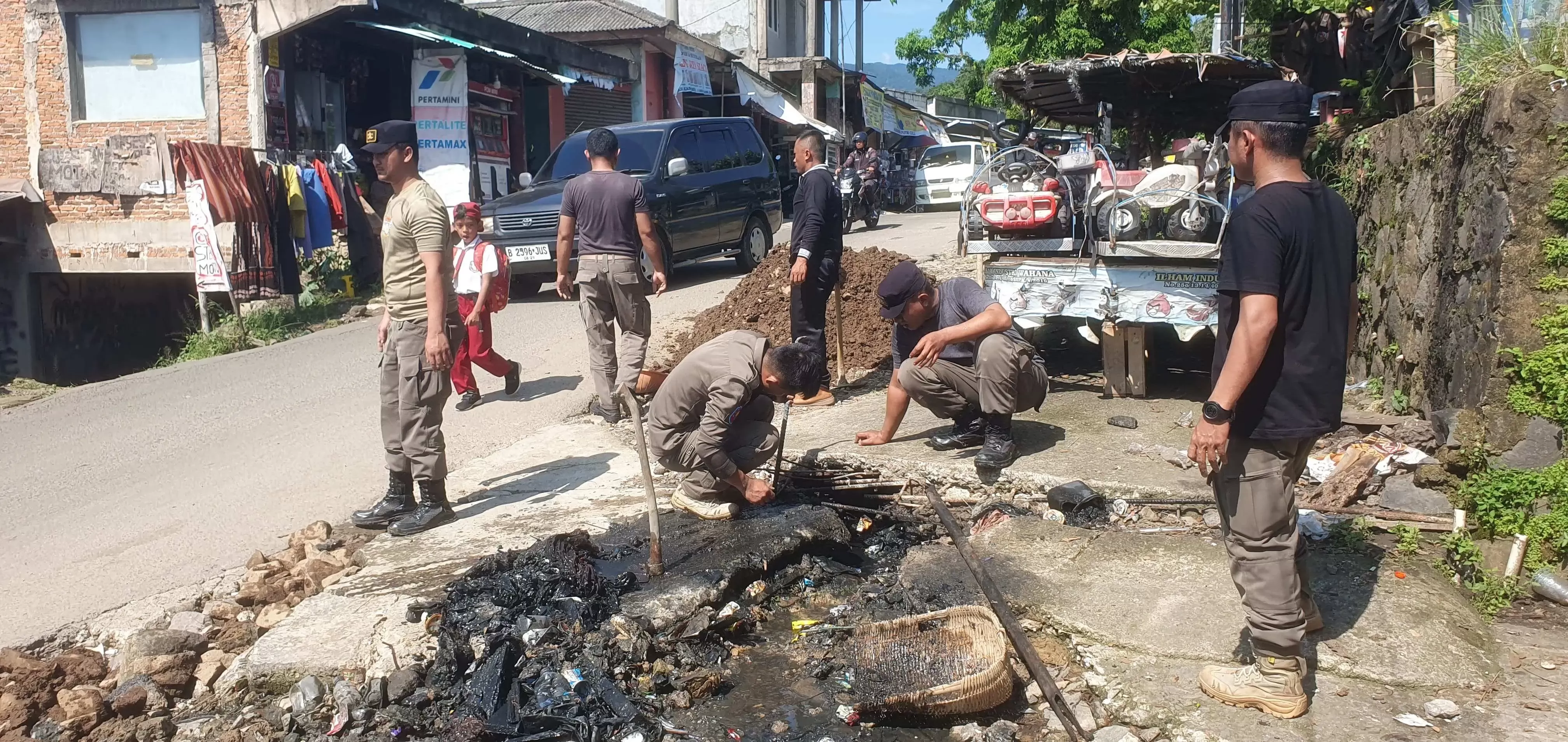 Drainase Mampet Akibatkan Jalan Rusak di Sukamakmur Bogor, Camat Turun Tangan