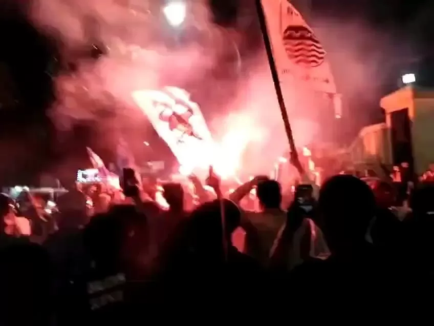 Persib Juara Liga 1, Ratusan Bobotoh Cileungsi Rayakan Kemenangan di Depan Polsek