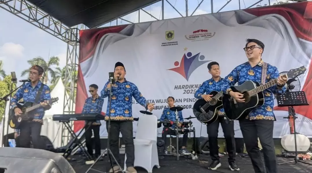 Band SMPN 1 Gunung Putri Tampil Gemilang di Peringatan Hardiknas 2025 Kabupaten Bogor