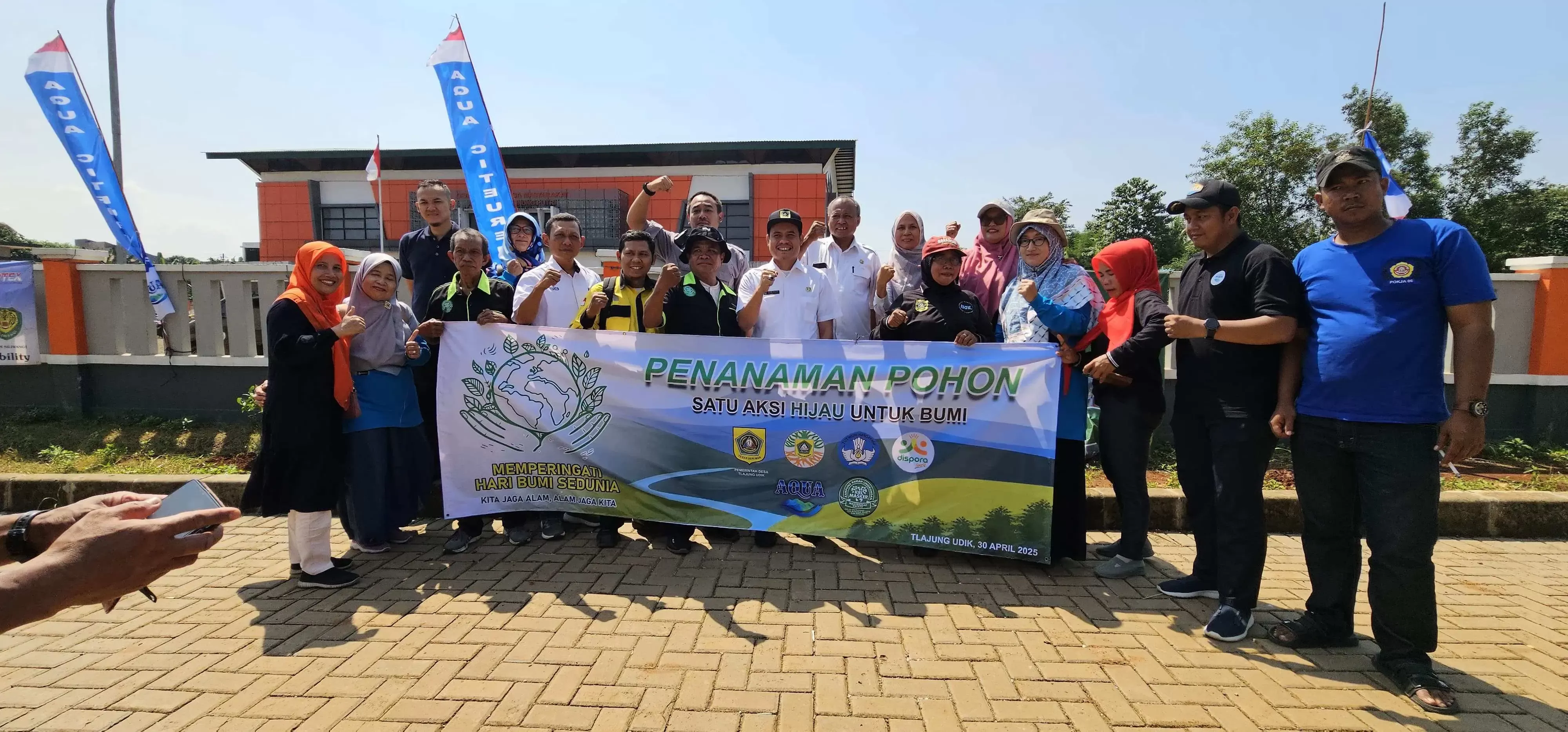 Peringati Hari Bumi, KRL Tlajung Udik Tanam 100 Pohon di Gunung Putri Bogor