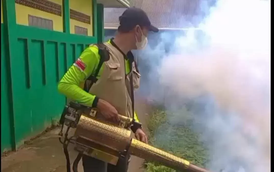 Cegah Penyebaran DBD, Karang Taruna Cileungsi Kidul Gelar Fogging di Dusun 2