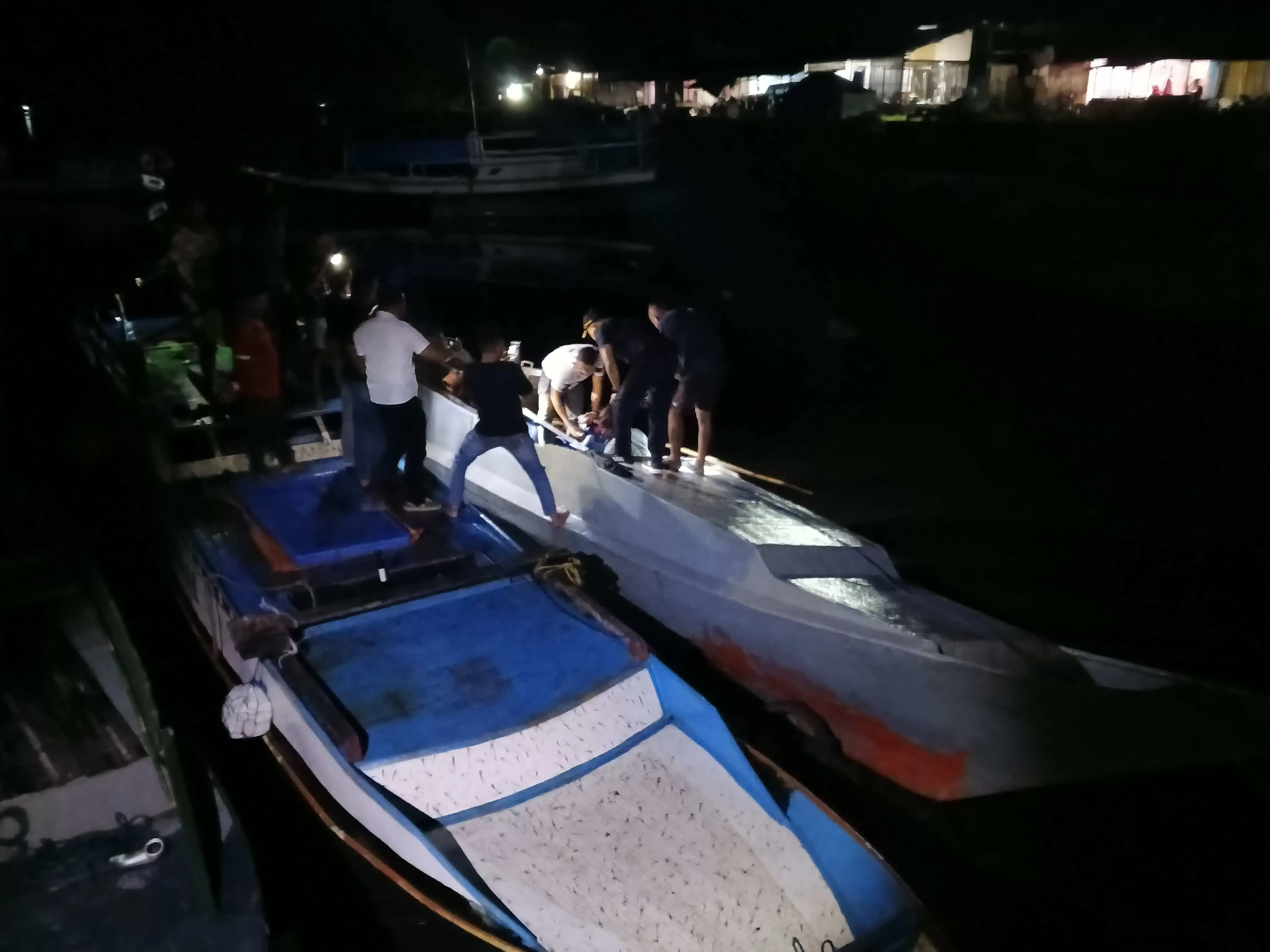 PSDKP dan PolAirud Gerebek Kapal Terduga Pelaku Illegal Fishing Teripang Ilegal di Pelabuhan Sifnana