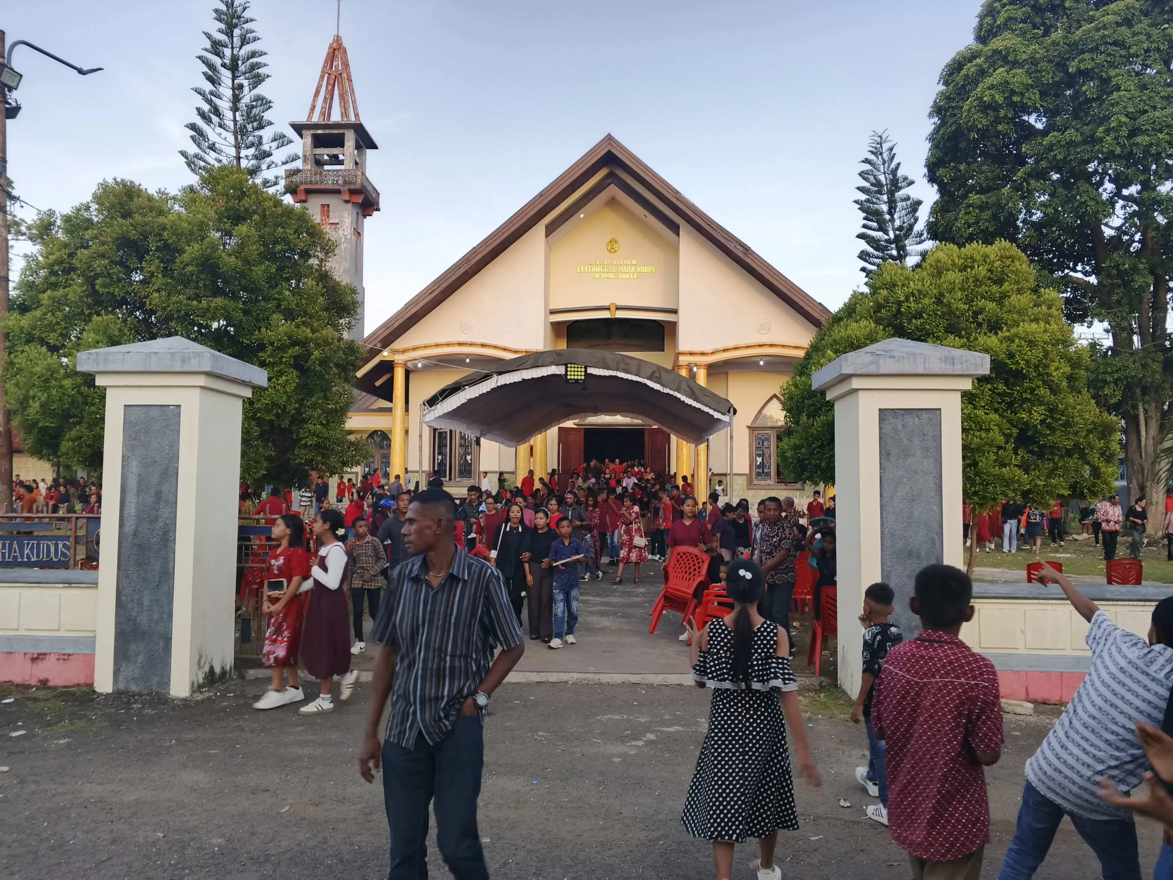 Paskah 2025 di Kepulauan Tanimbar: Umat Katolik Sifnana Peringati Jumat Agung dengan Penuh Khidmat di Gereja Tritunggal Maha Kudus