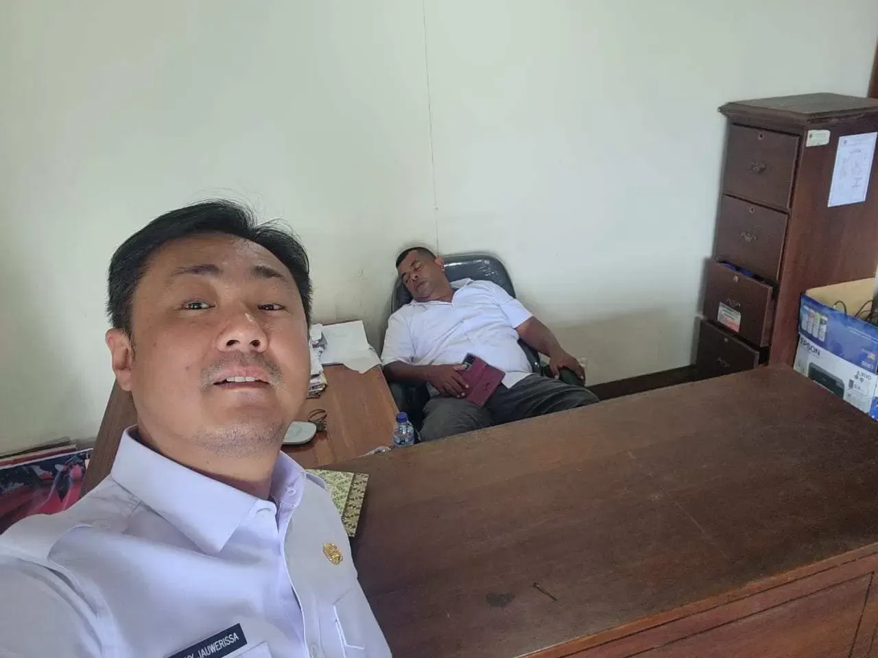 Bupati Kepulauan Tanimbar Sidak Kantor Bagian Umum, Temukan PNS Tertidur Saat Jam Kerja