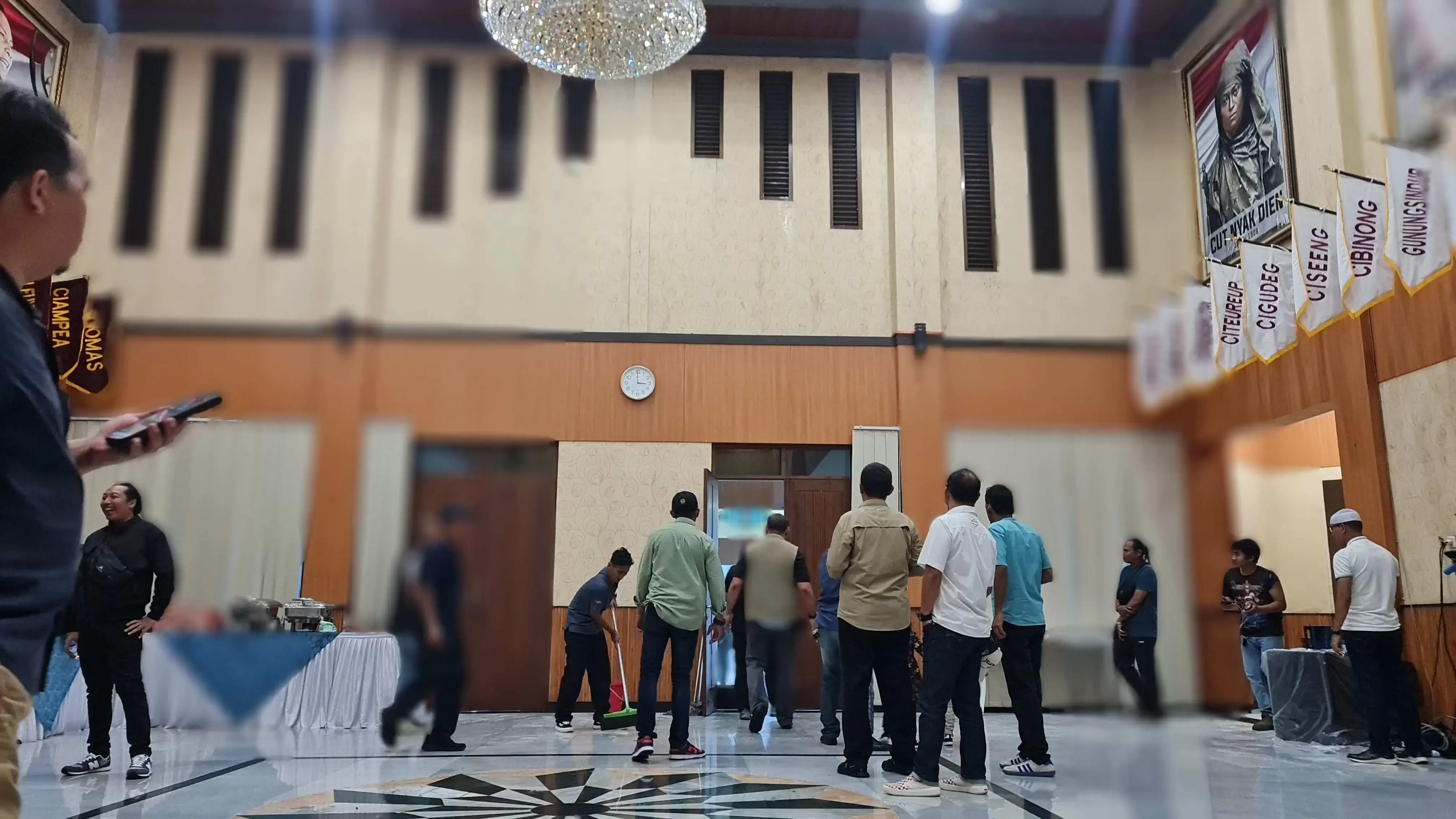 Pendopo Bupati Bogor Bocor Saat Hujan Deras, Pekerja Panik Evakuasi Air Masuk Gedung