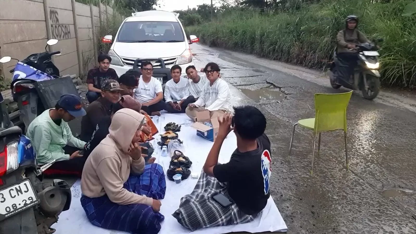 Sindiran Pedas! Mahasiswa dan Pemuda Rumpin Gelar Bukber di Jalan Rusak