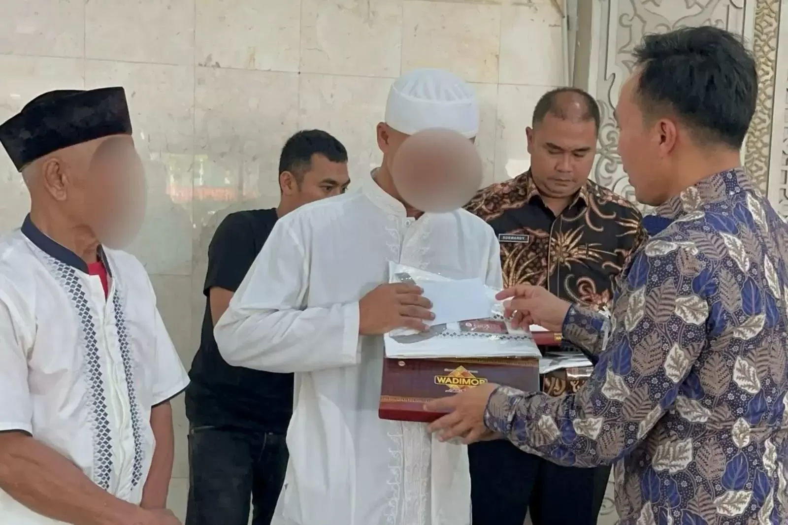 Sambut Idulfitri, Lapas Cibinong Bagikan Baju Koko dan Sarung untuk Warga Binaan