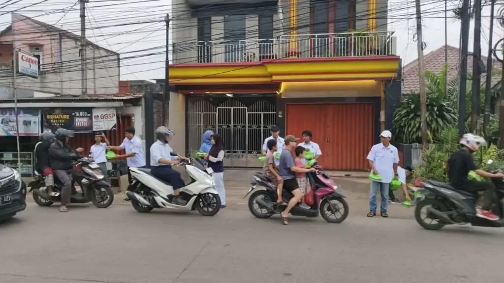 Karang Taruna Tlajung Udik Gelar Aksi Sosial, Bagikan Ratusan Nasi Kotak untuk Pengguna Jalan