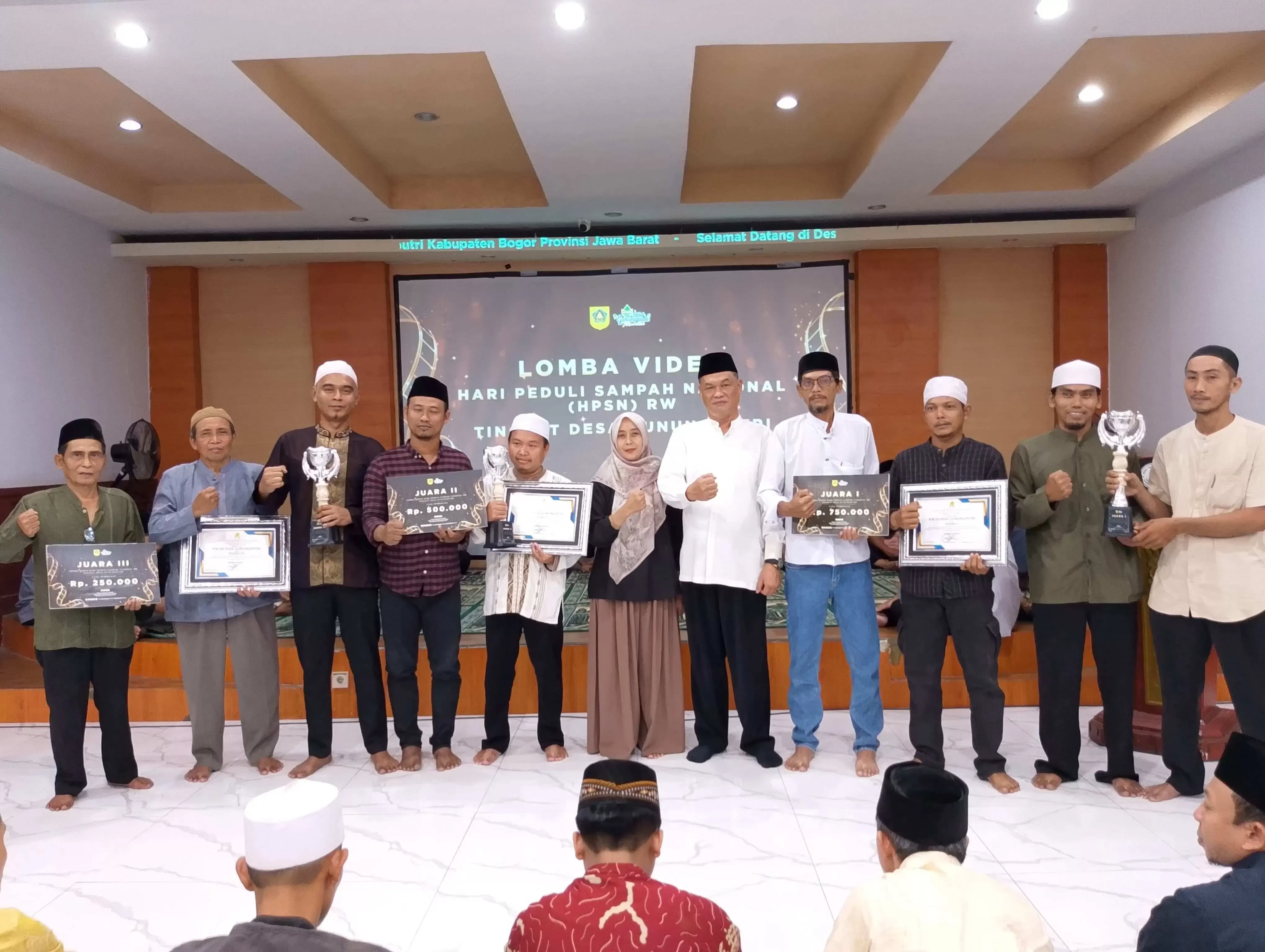 Pemdes Gunung Putri Gelar Bakti Sosial, Bagikan 900 Paket Bingkisan Lebaran