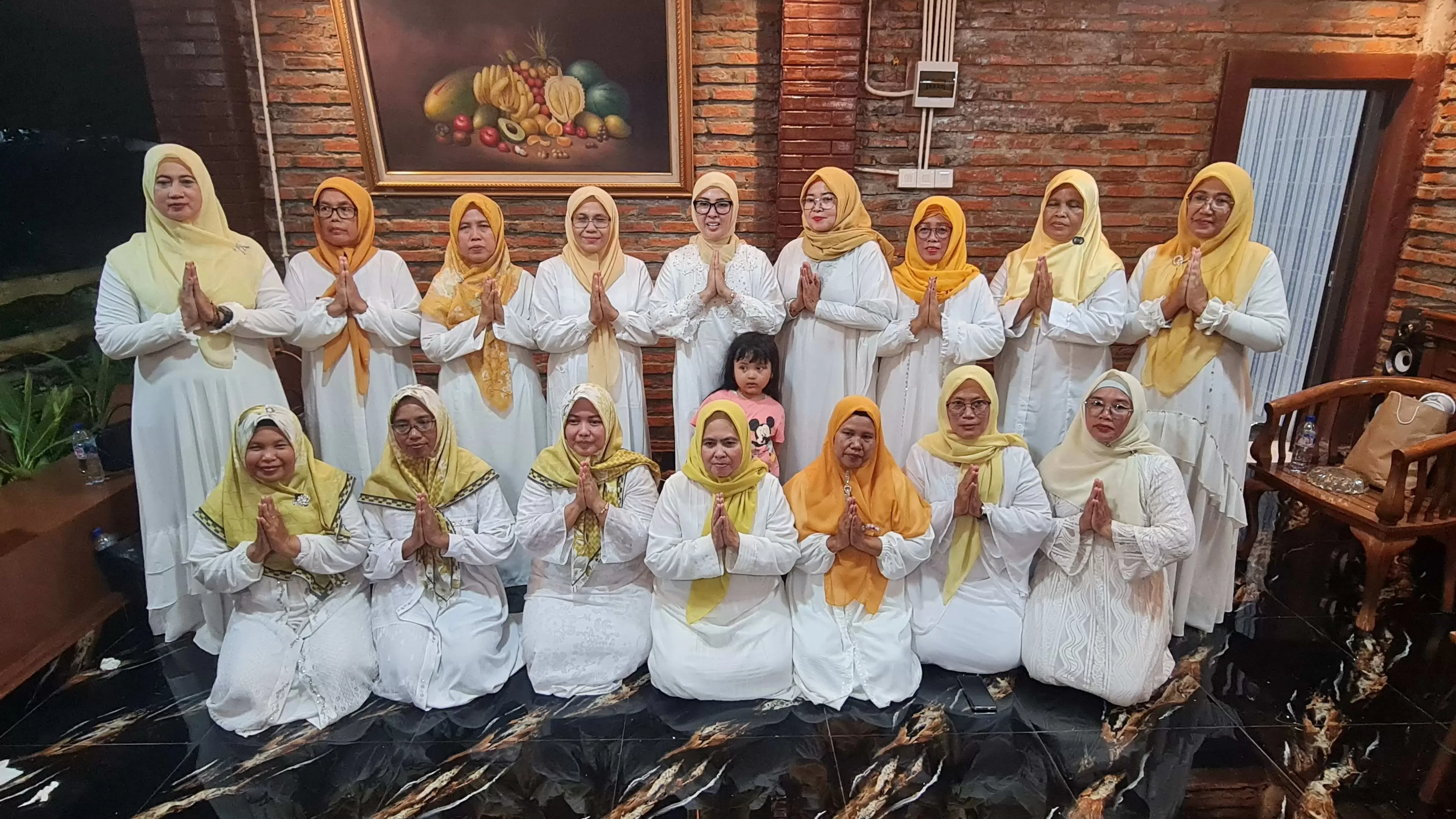 PKK Desa Cicadas Gelar Buka Bersama dan Arisan Tukar Kado di Villa Pos Silet