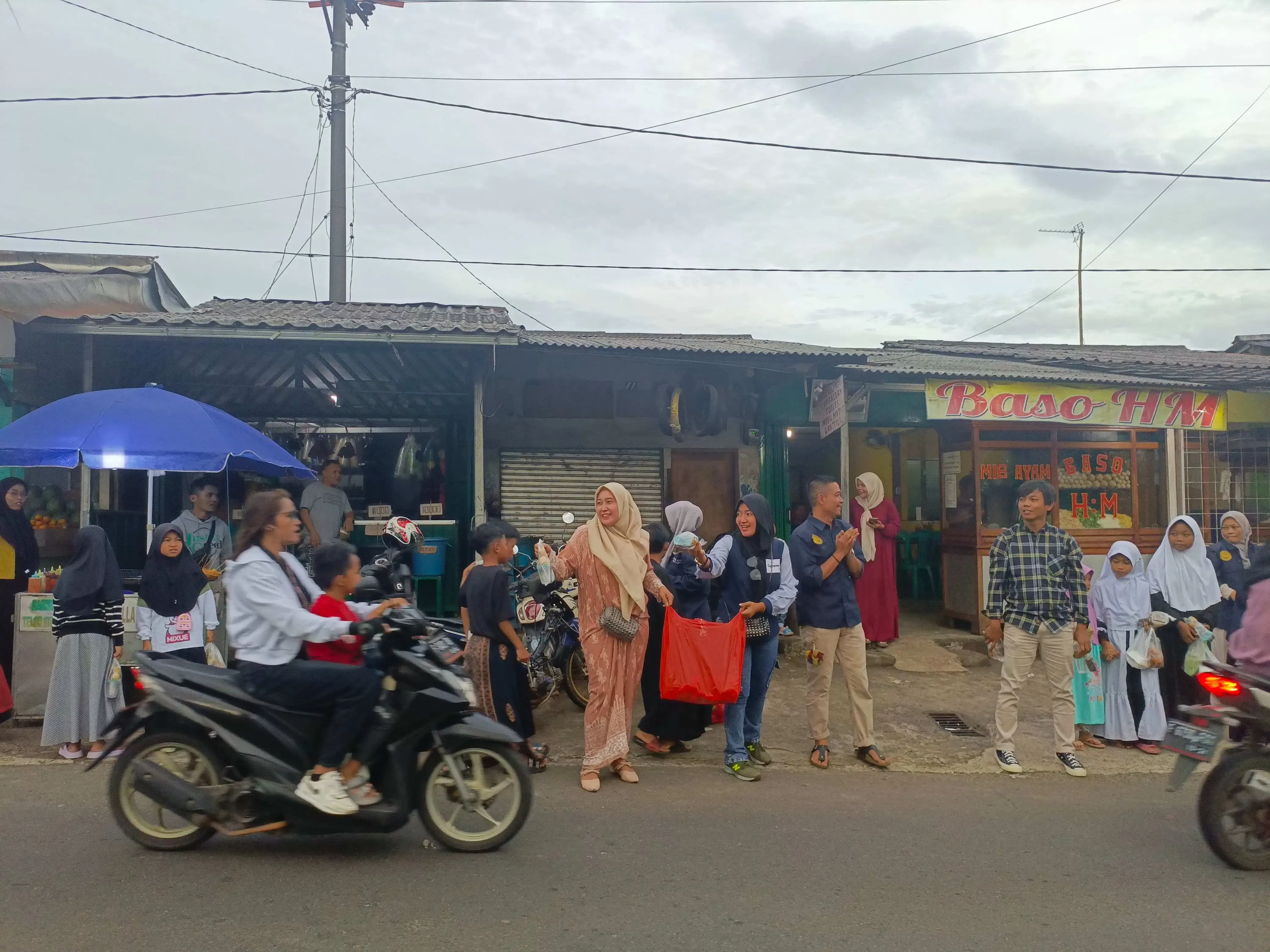 Alumni SMPN 1 Cijeruk Bagikan 100 Paket Takjil di Bulan Ramadhan