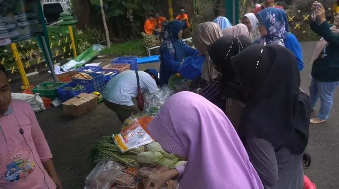Gerakan Pangan Murah di Gunungputri, Pemdes Juga Galang Donasi untuk Korban Banjir
