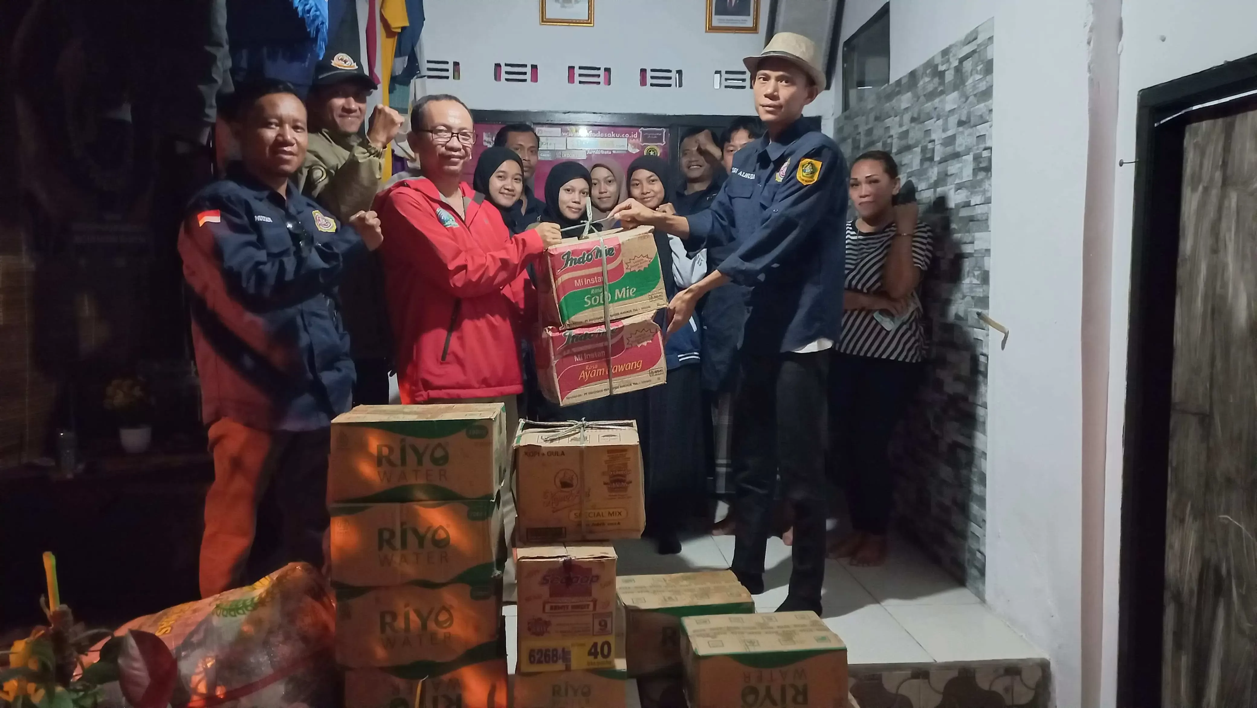 Karang Taruna Desa Ciburayut Salurkan Bantuan untuk Korban Banjir di Cisarua