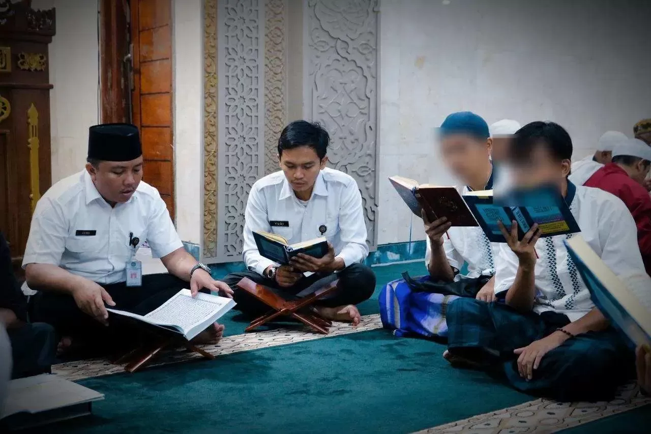 Warga Binaan Lapas Cibinong Temukan Kedamaian Lewat Tadarus Al-Qur’an di Bulan Ramadhan