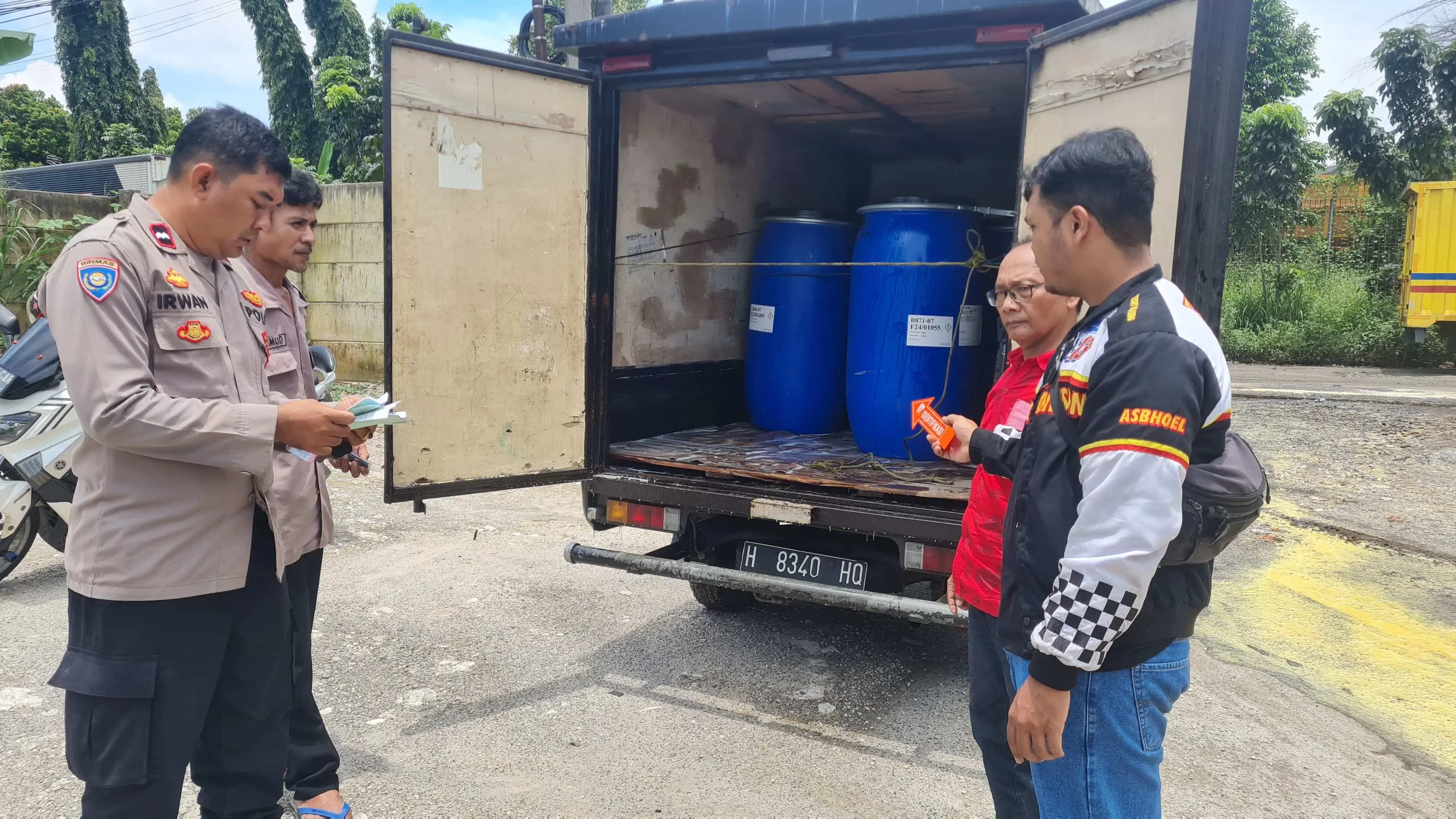 Mobil Pickup Tumpahkan Zat Kimia di Gunung Putri, 4 Motor Tergelincir, 8 Orang Luka-Luka