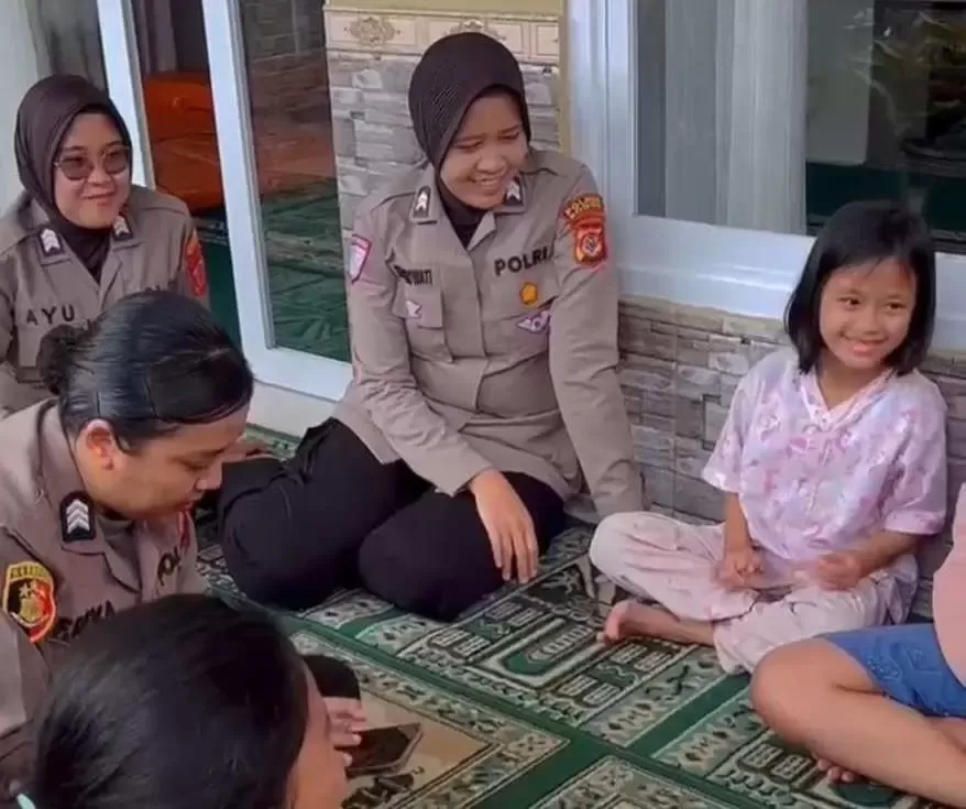 Polwan Polres Bogor Dampingi Korban Longsor Cisarua dengan Trauma Healing