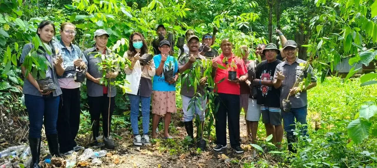 Yayasan Sor Silai dan Pemdes Olilit Tanam Pohon untuk Kelestarian Sumber Air