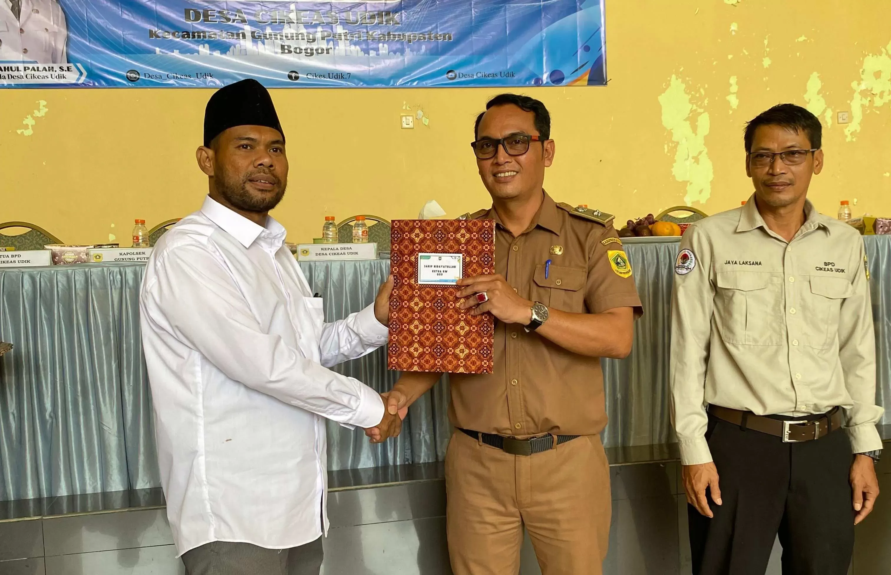 Kepala Desa Cikeas Udik, Miptahul Palah, Lantik 14 RW dan 39 RT Baru