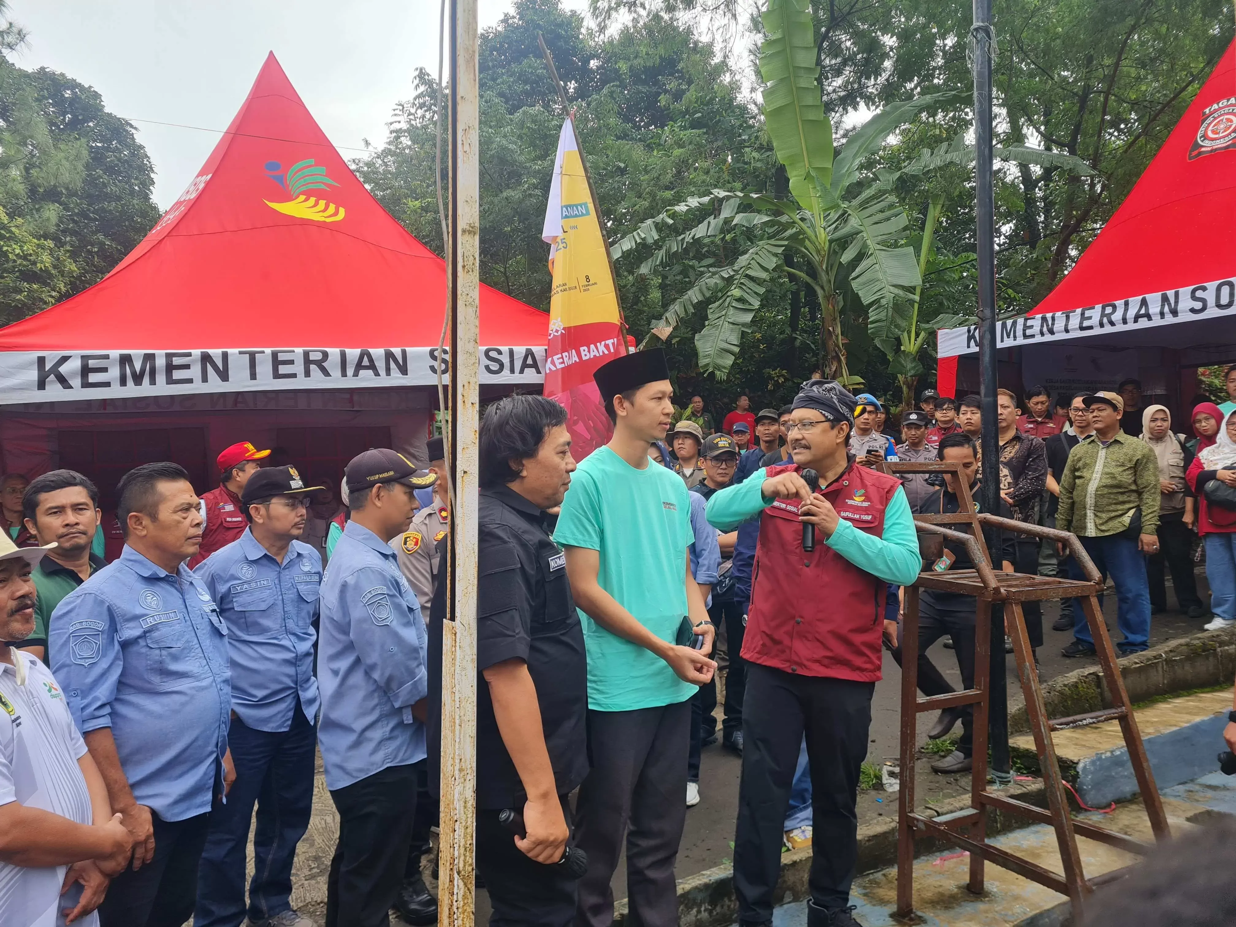 Menteri Sosial Saifullah Yusuf dan Komeng Kunjungi Kabupaten Bogor, Bersihkan Sungai Cikole