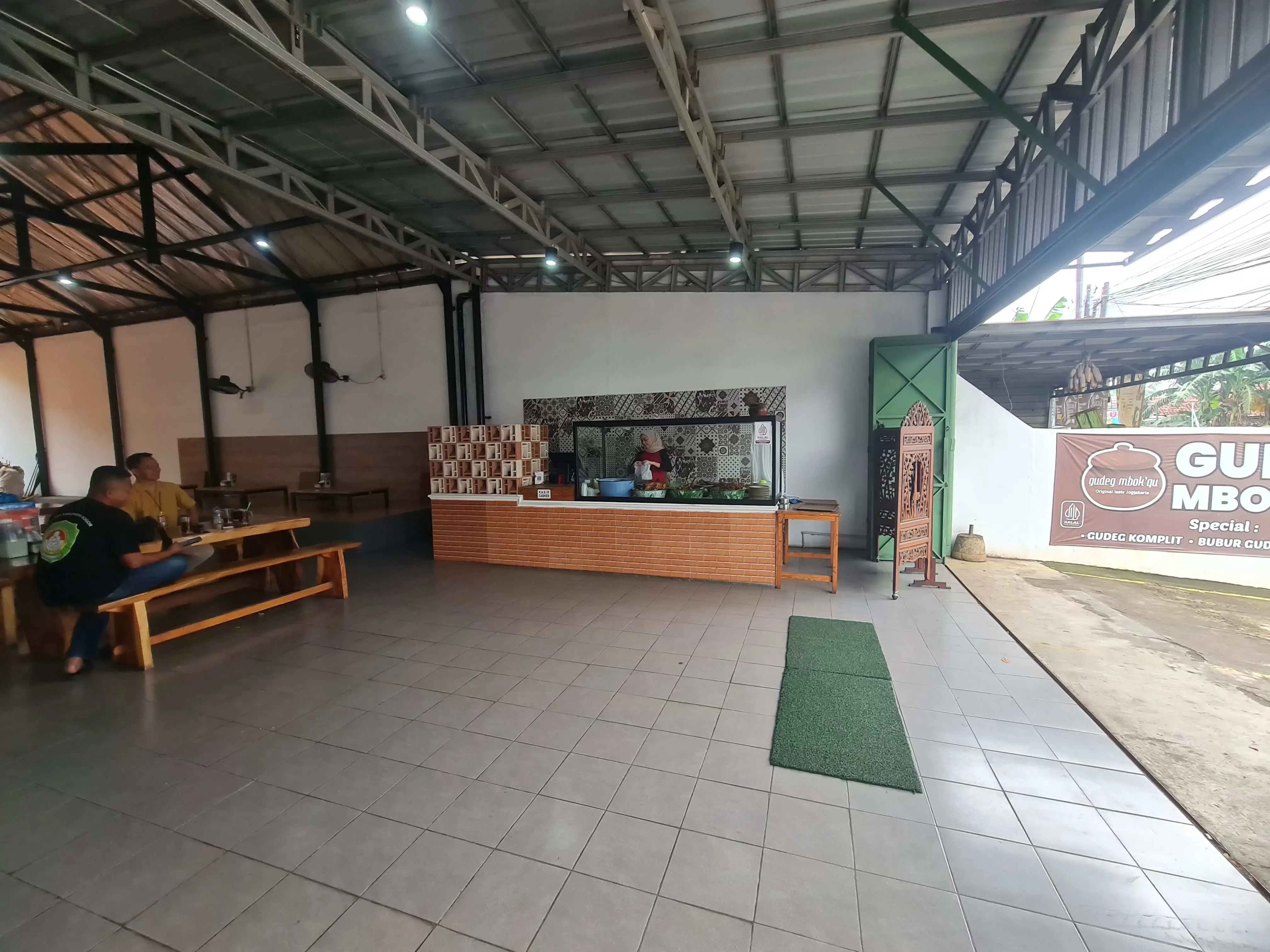 Mencicipi Kuliner Khas Jogja di Cikeas Cibubur, Gudeg Mbok’Qu Sajikan Rasa Autentik