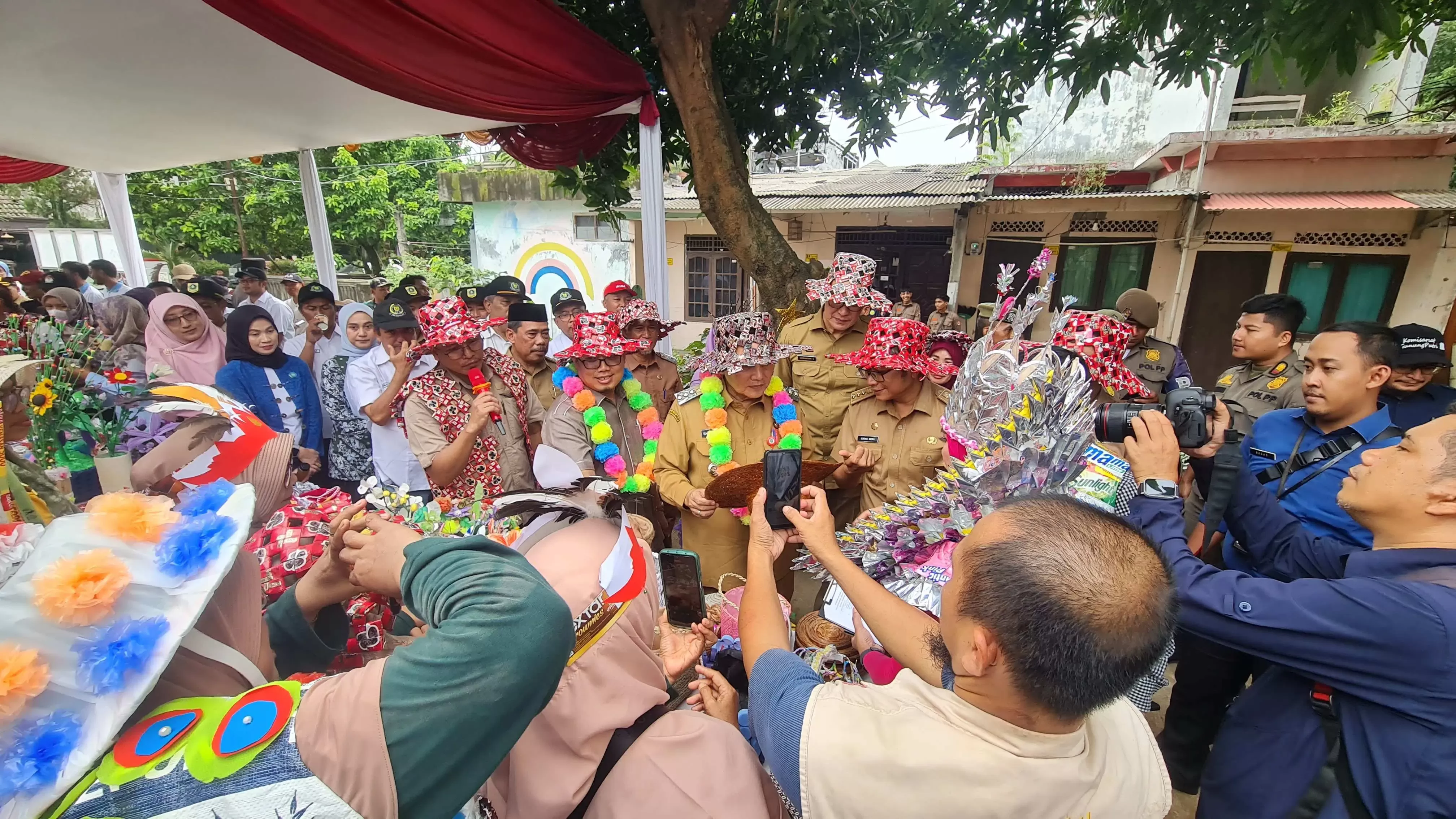 Pj Bupati Bogor Bachril Bakri Kunjungi KRL 30 Tlajung Udik, Apresiasi Inovasi Daur Ulang dan Hidroponik