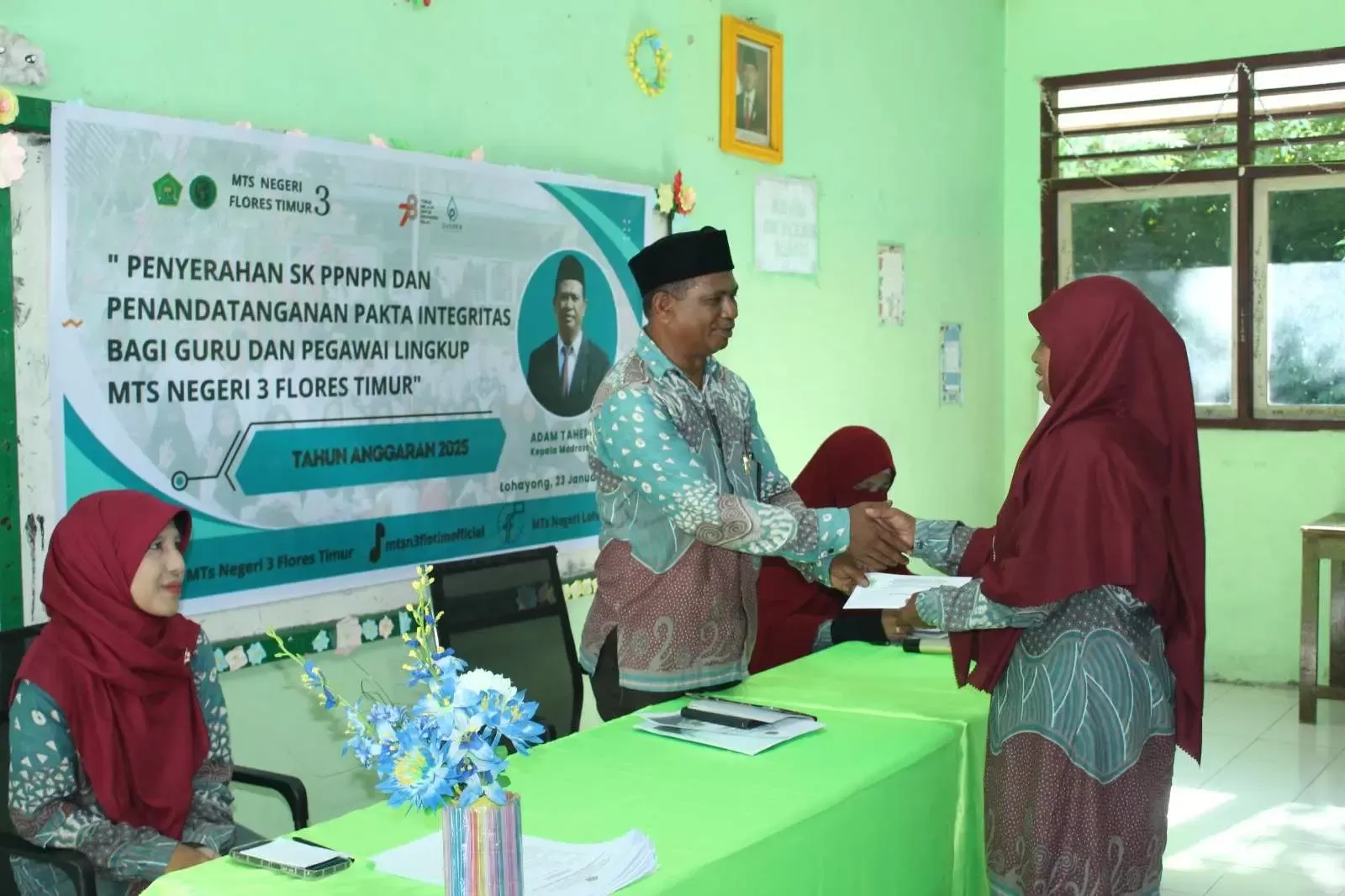 Momentum Berharga di MTs Negeri 3 Flores Timur: Penyerahan SK PPNPN dan Purnabakti Guru Inspiratif