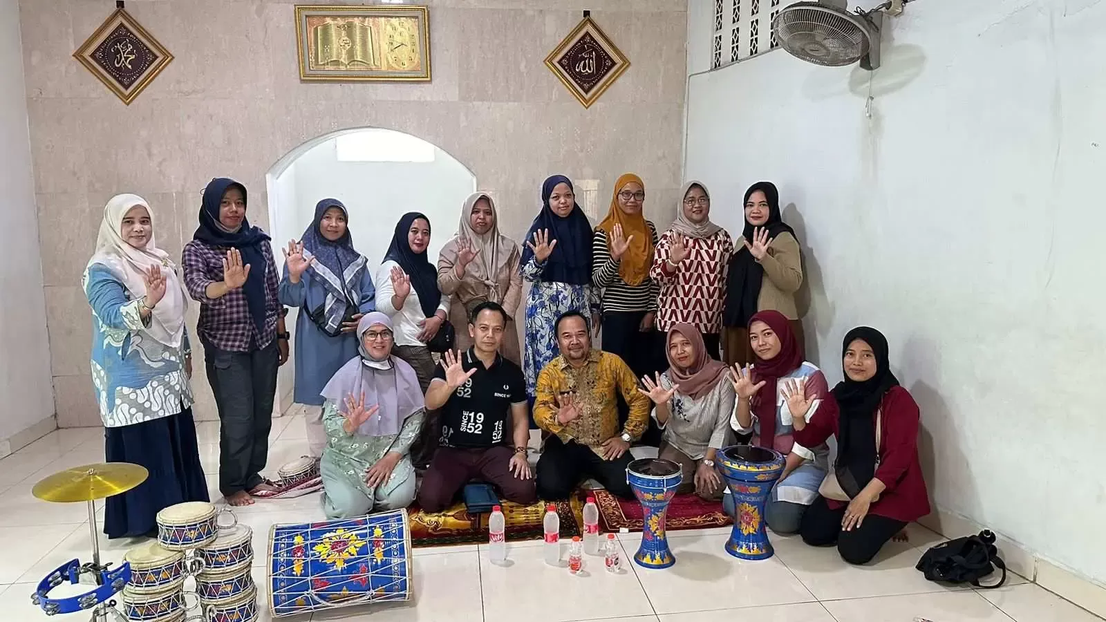 Ketua Pertina Kabupaten Bogor Berikan Bantuan Alat Marawis untuk SDN 05 Gunung Putri