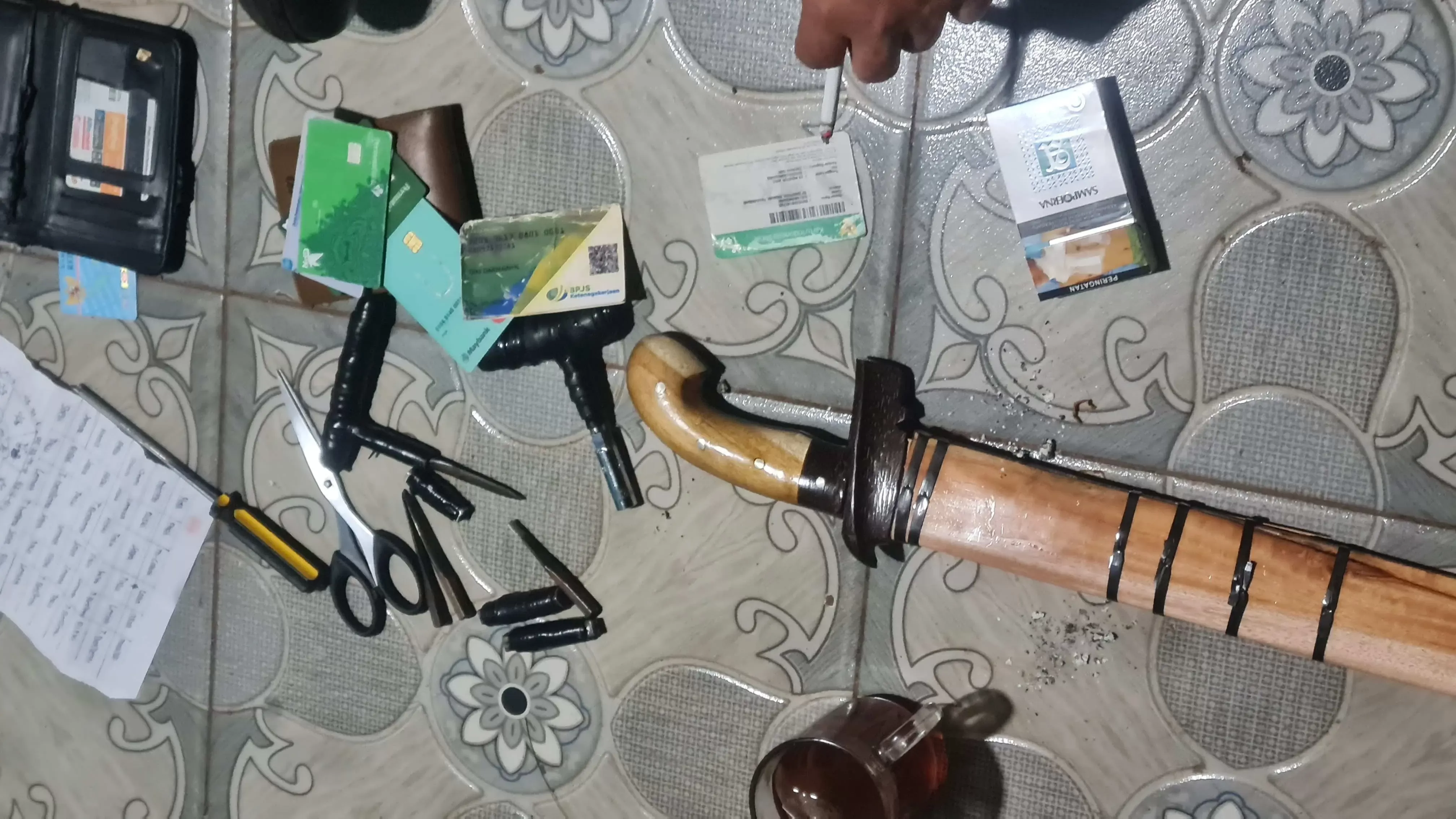 Warga Cigorowong Heboh, Pria Mencurigakan Kabur dan Tinggalkan Rekan dengan Kunci Leter T dan Golok