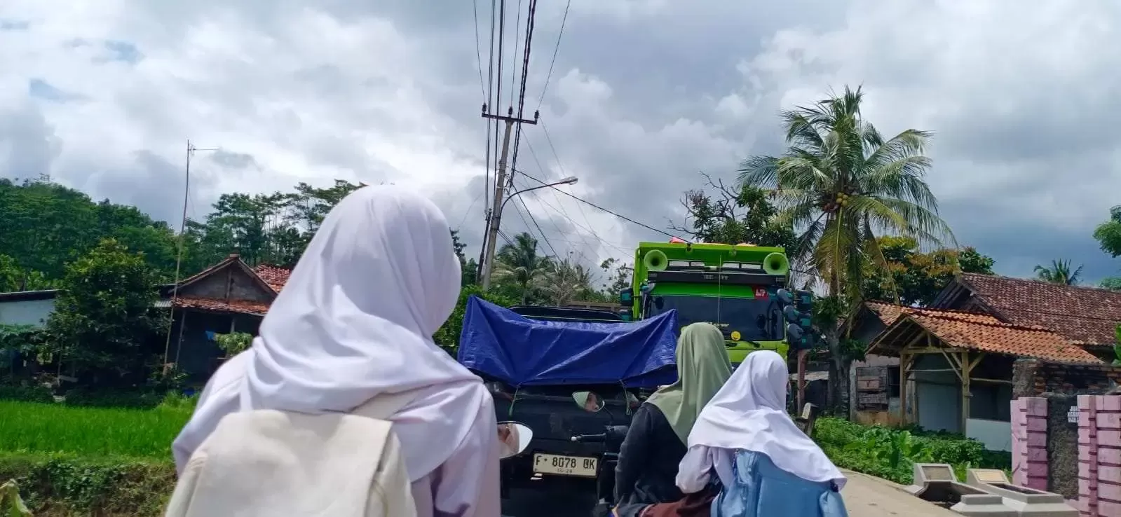 Keluhan Pengguna Jalan Selawangi-Karyamekar Cariu Bogor Diabaikan, Bendungan Cijurey Jadi Sorotan