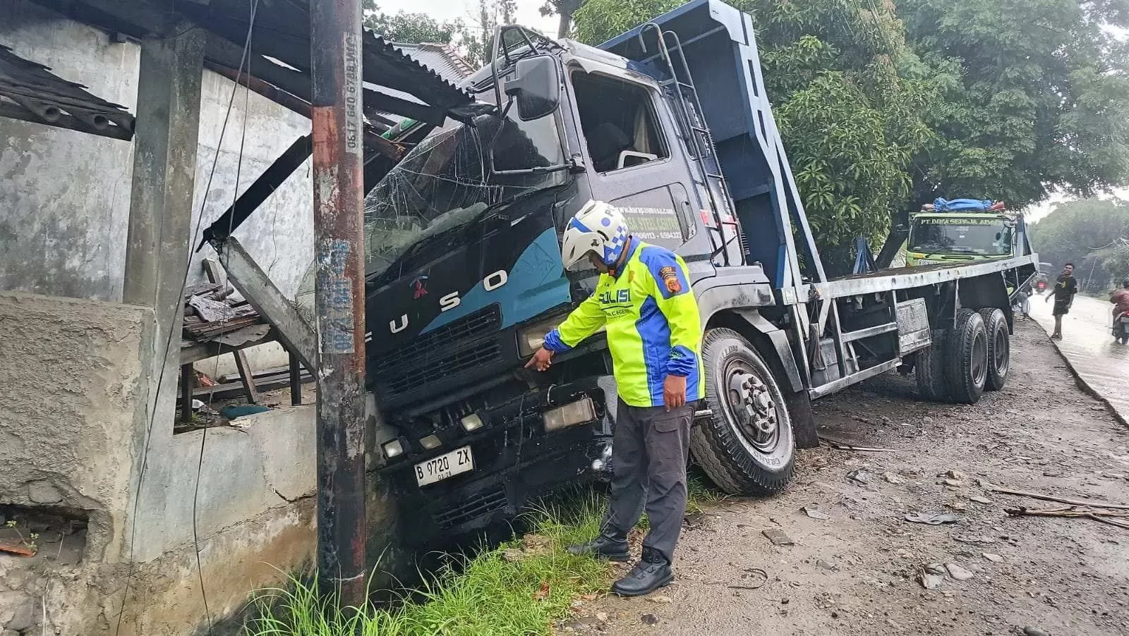 Kecelakaan Lalu Lintas Tunggal di Gunung Putri, Truk Tabrak Bangunan Kosong