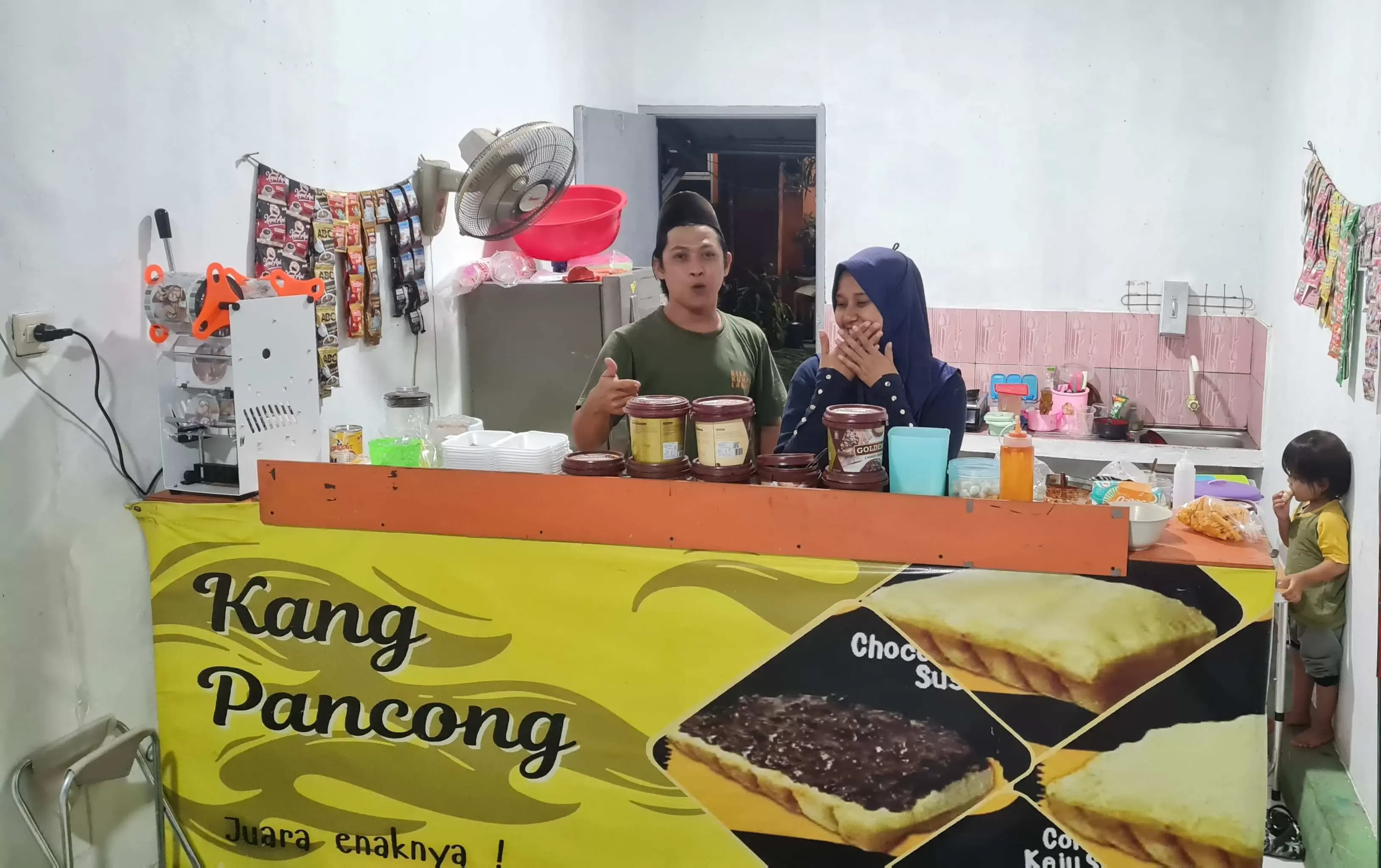 Kue Pancong Lumer Hits di Cicadas: Kang Pancong Tawarkan Varian Rasa Lezat