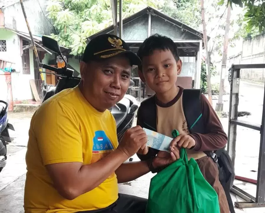Inspiratif! Alvaro, Siswa SDN 03 Cicadas, Gunung Putri, Sekolah Sambil Berjualan
