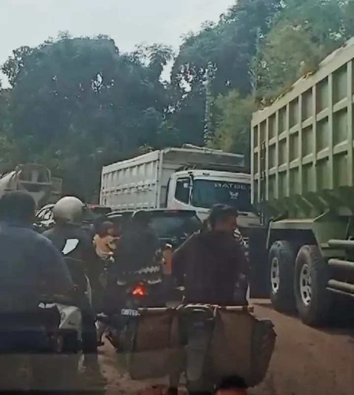 Warga Keluhkan Truk Tronton Perusak Jalan Cariu-Nyengcle, Pemerintah Diminta Bertindak