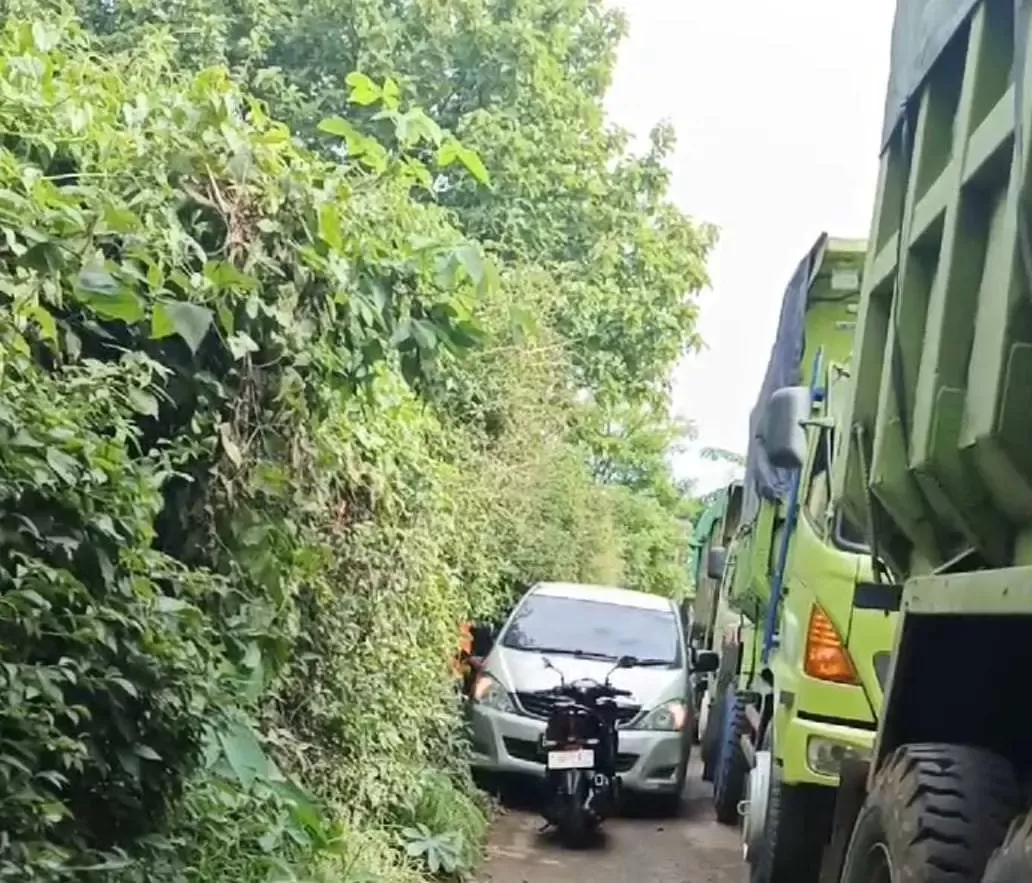 Protes Warga Memuncak: Truk Pengangkut Material Bendungan Cijurey Ganggu Aktivitas Jalan Desa