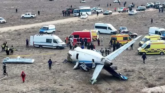 Pesawat Azerbaijan Airlines Jatuh di Kazakhstan: 25 Orang Selamat, 14 Dilarikan ke Rumah Sakit