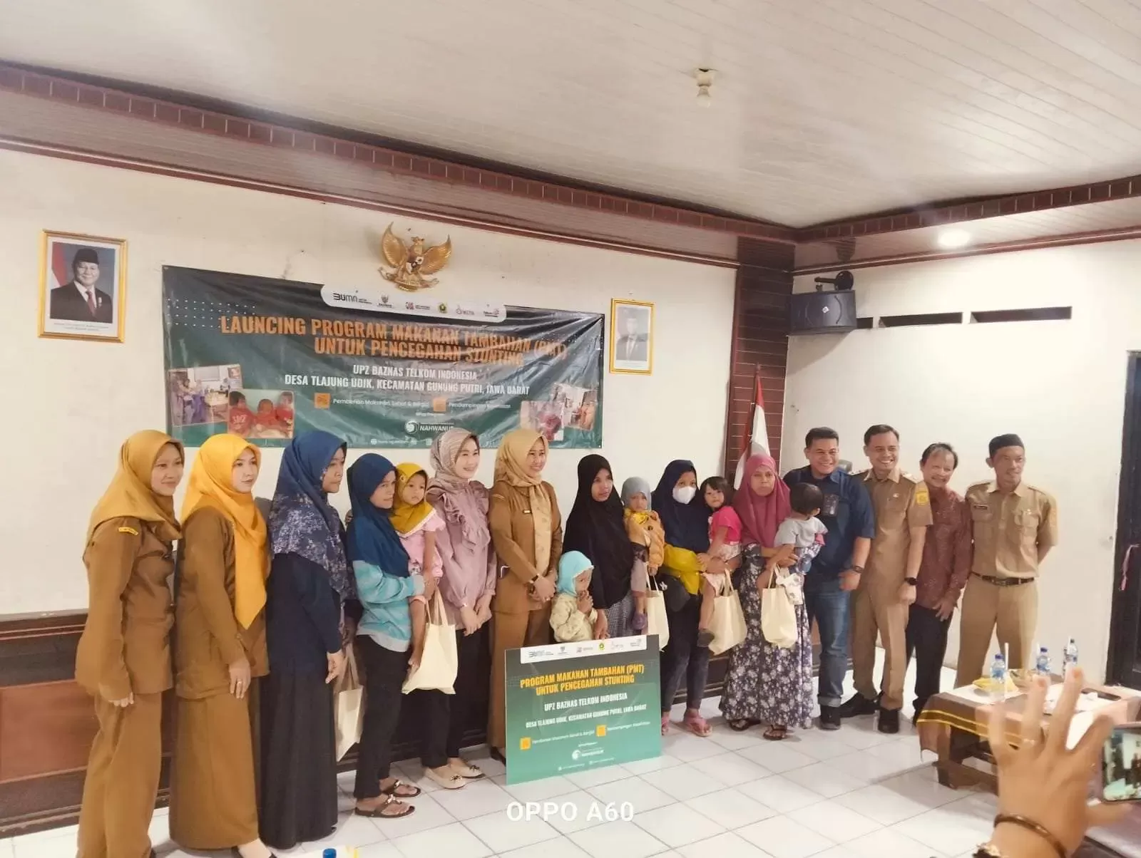 PT Telkom Indonesia Salurkan Program Makanan Tambahan untuk 50 Anak di Desa Tlajung Udik