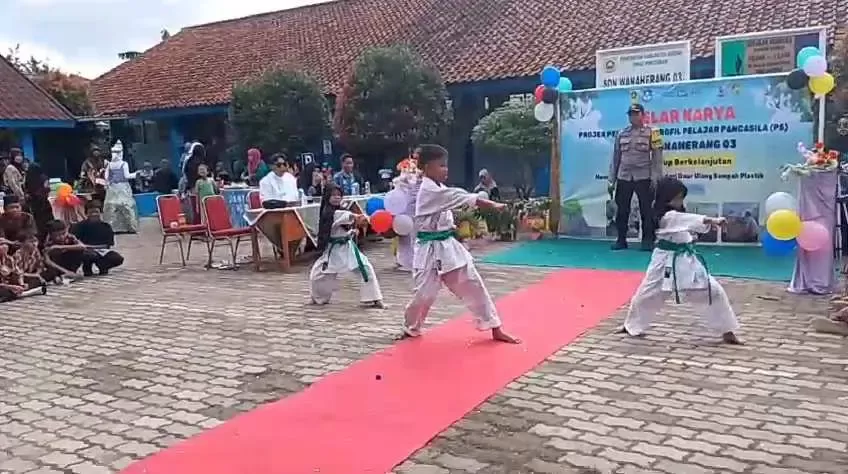 Polsek Gunung Putri Tampilkan Olahraga Bela Diri di Gelar Karya P5 SDN 03 Wanaherang