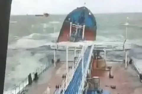 Dua Kapal Tanker Rusia Tenggelam Dihantam Badai Dahsyat di Dekat Crimea